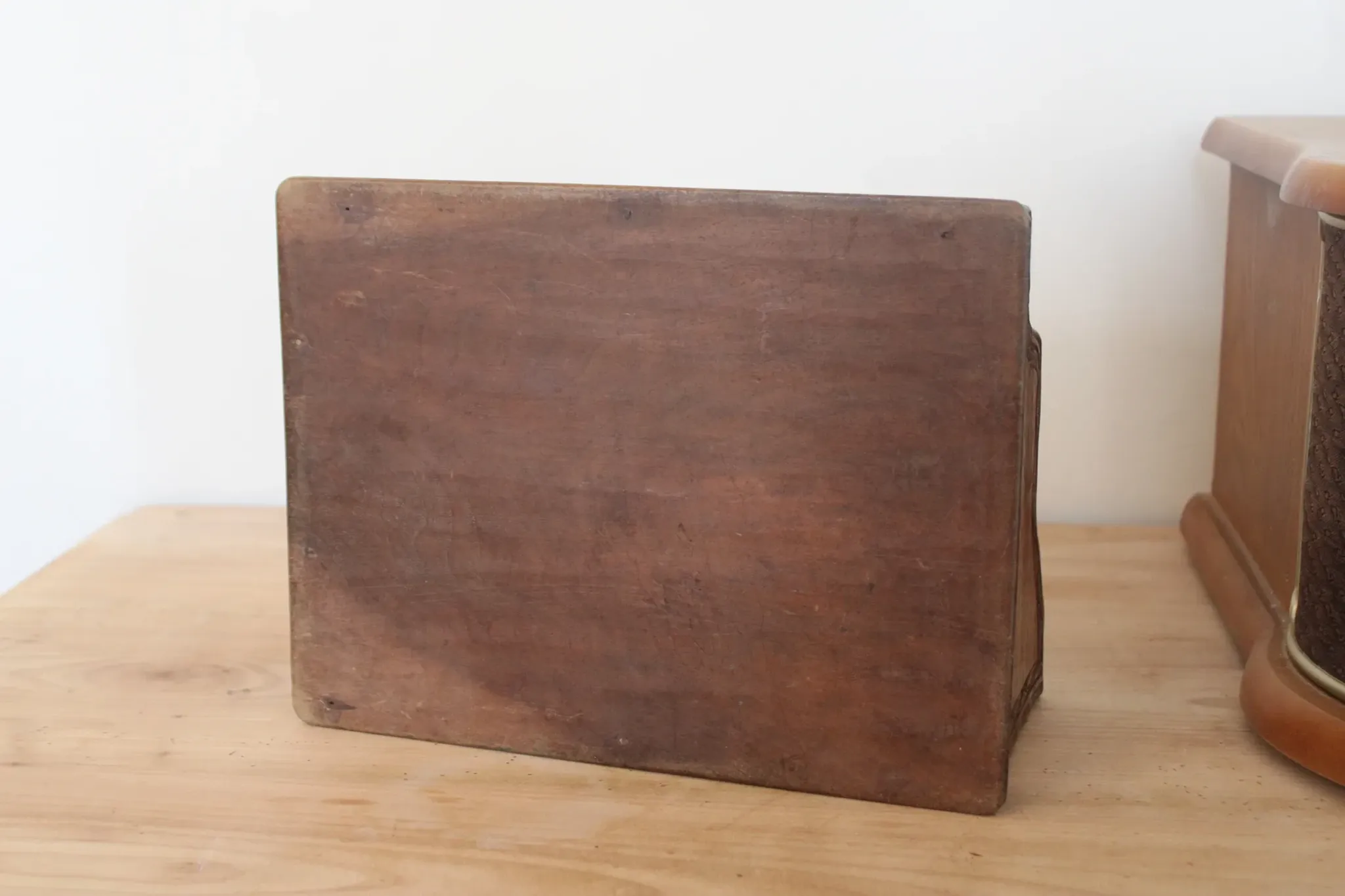 Antique carved wooden cigarette box – Functional push-button dispenser