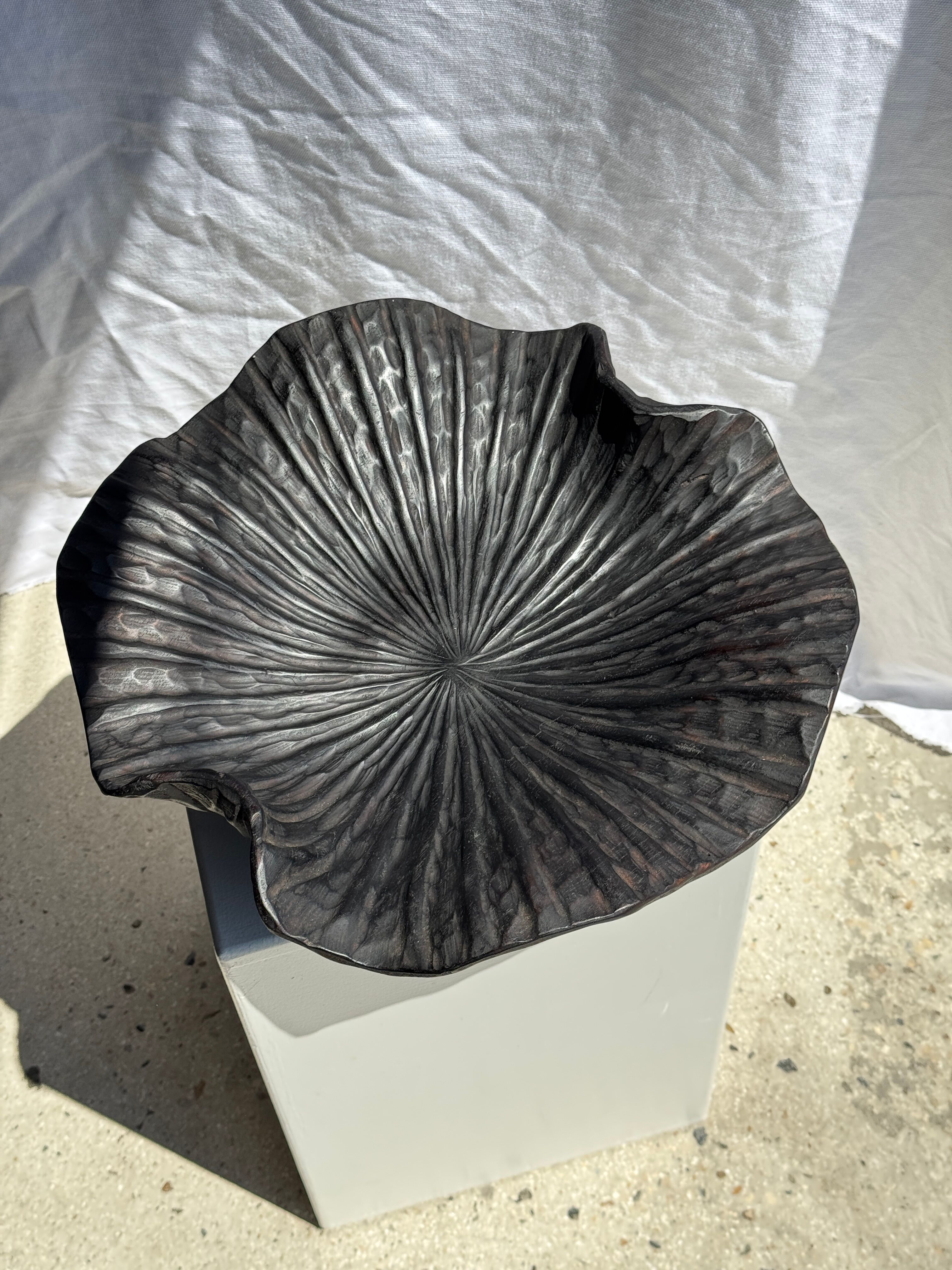 Coupe en teck noircie en forme de feuille ou fleur monoxyle H10 D41