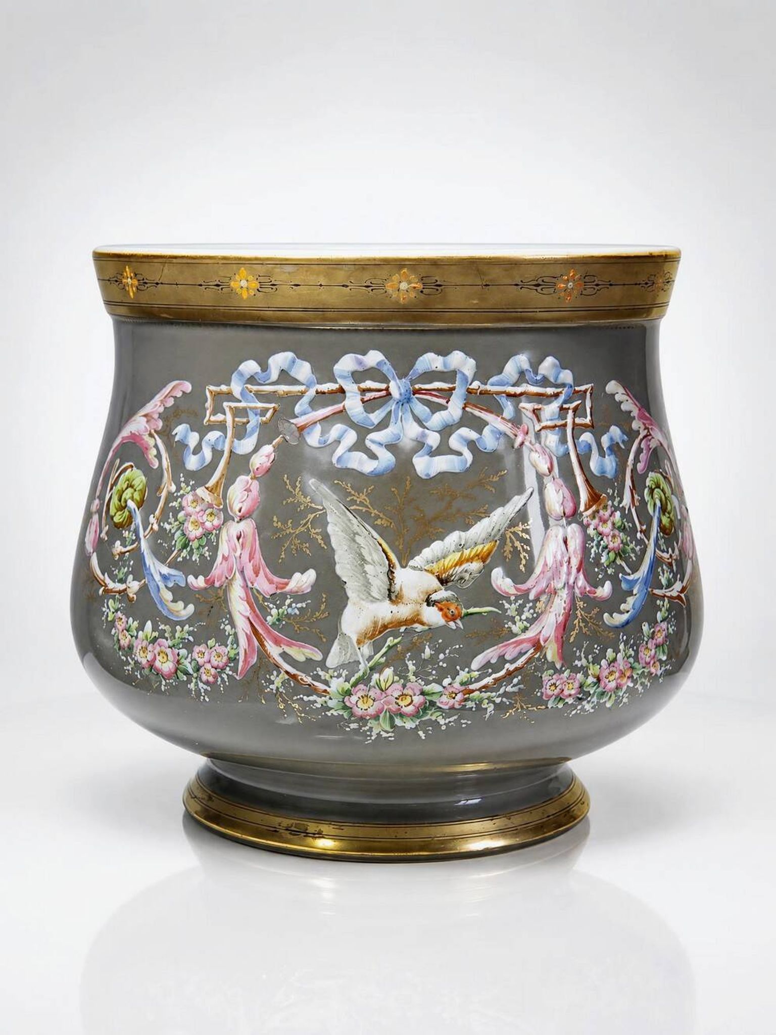 Grand cache-pot ancien en porcelaine émaillée, décor rocaille à l’oiseau, XIXe