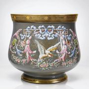 Grand cache-pot ancien en porcelaine émaillée, décor rocaille à l’oiseau, XIXe