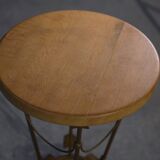 Arrow-mounted pedestal table
