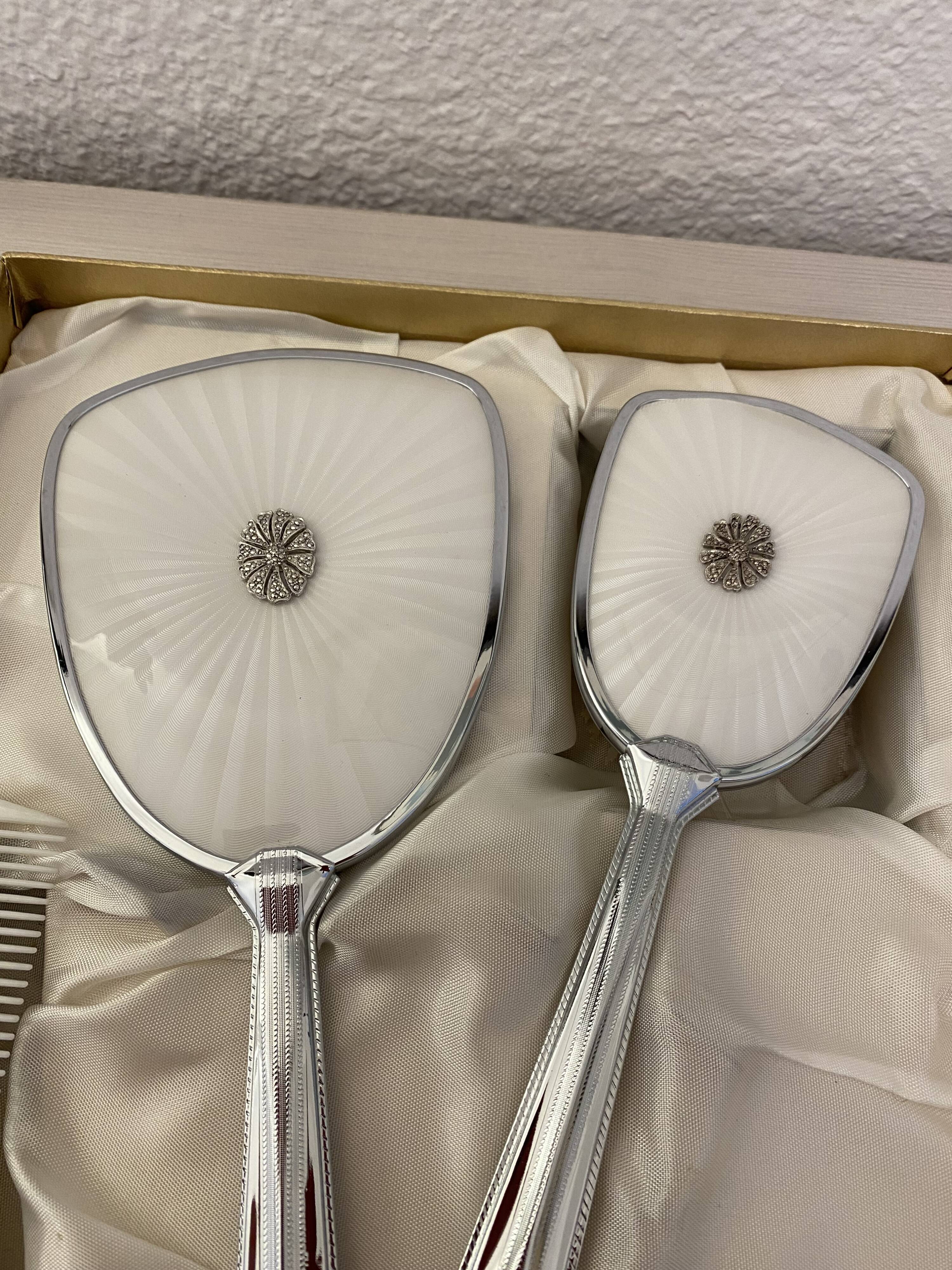 Hand to facing vanity set, hairbrush and comb 50s/60s
