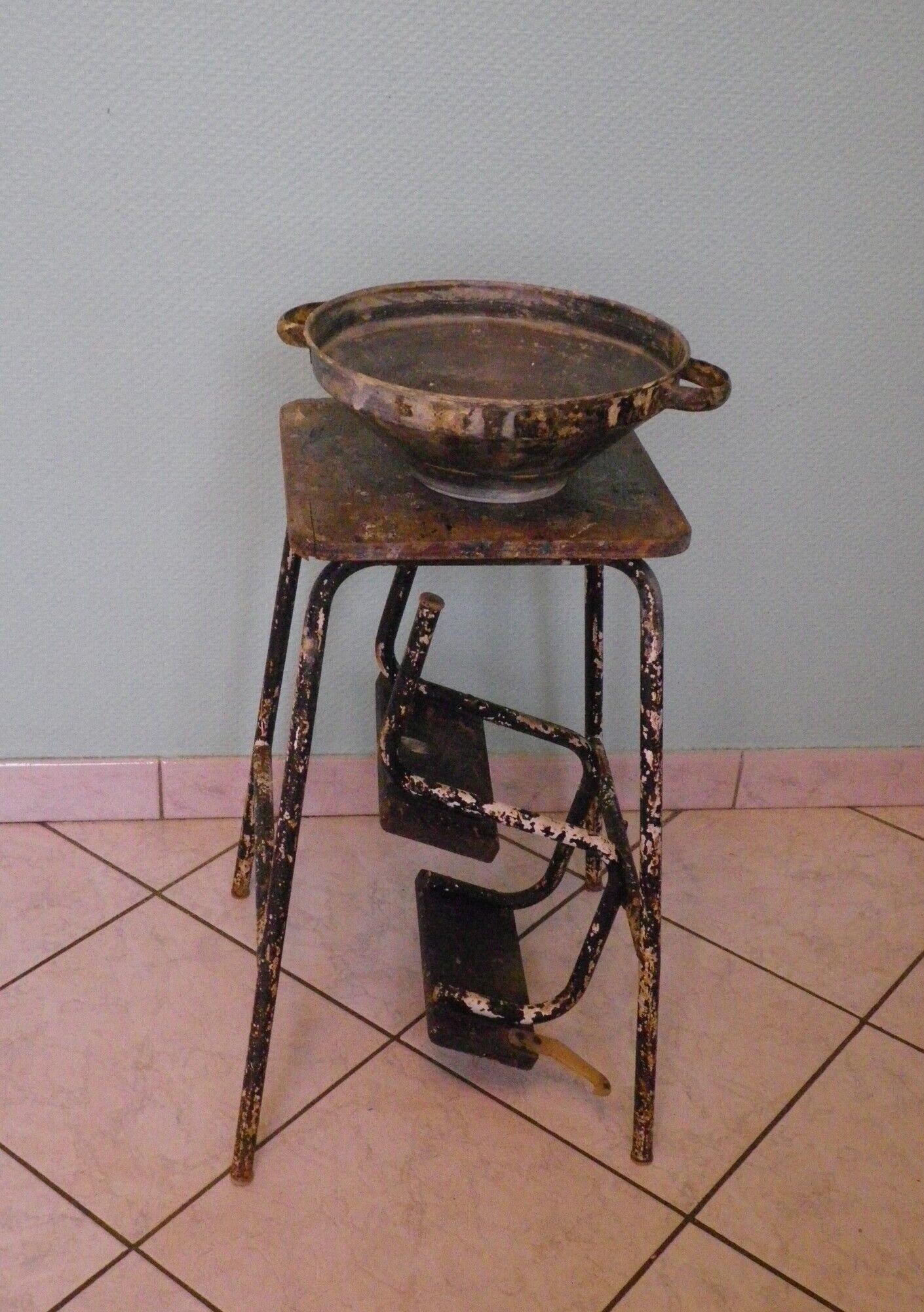 Workshop stepladder, retractable steps, antique, metal and wood, patina look