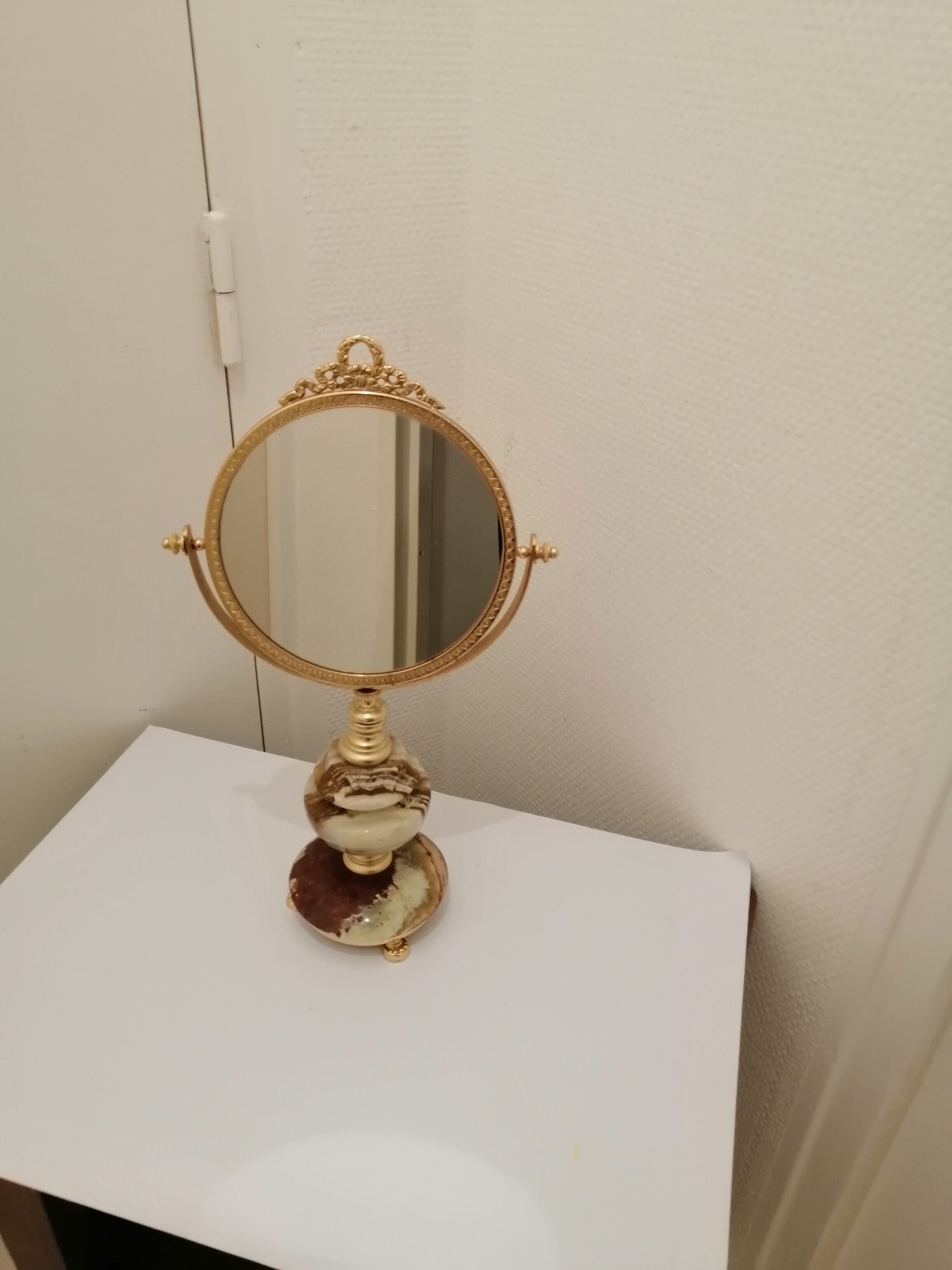 Old psyche mirror to pose