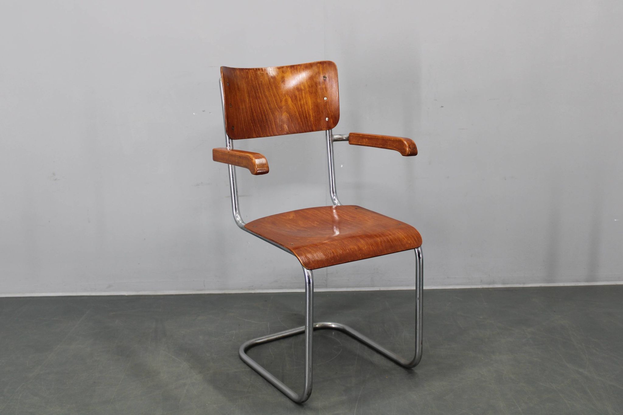 Bauhaus cantilever armchair in chrome tubular steel and beech, 1930s