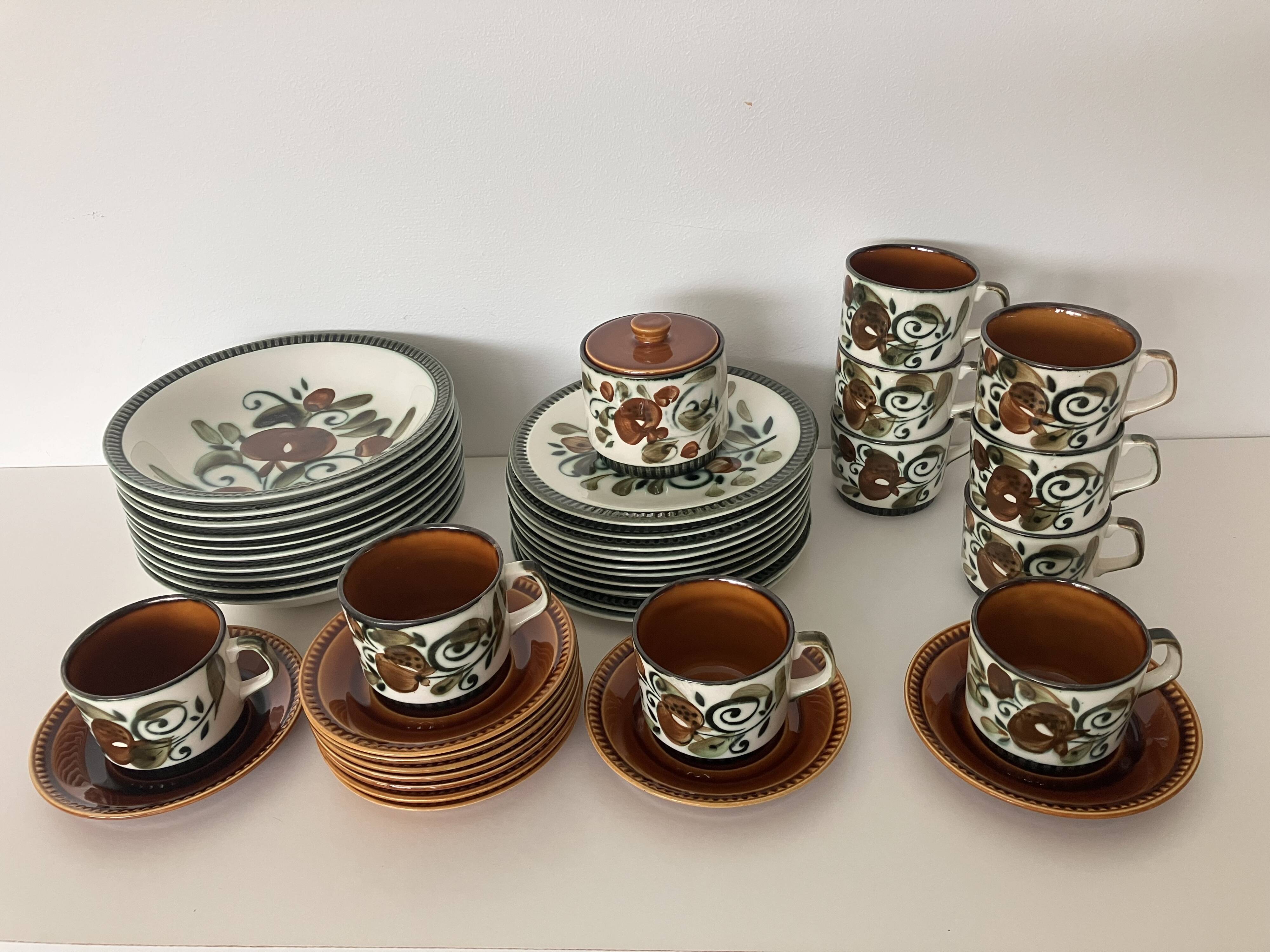 Tableware service plates and cups Argenteuil La Louvière Boch 1960