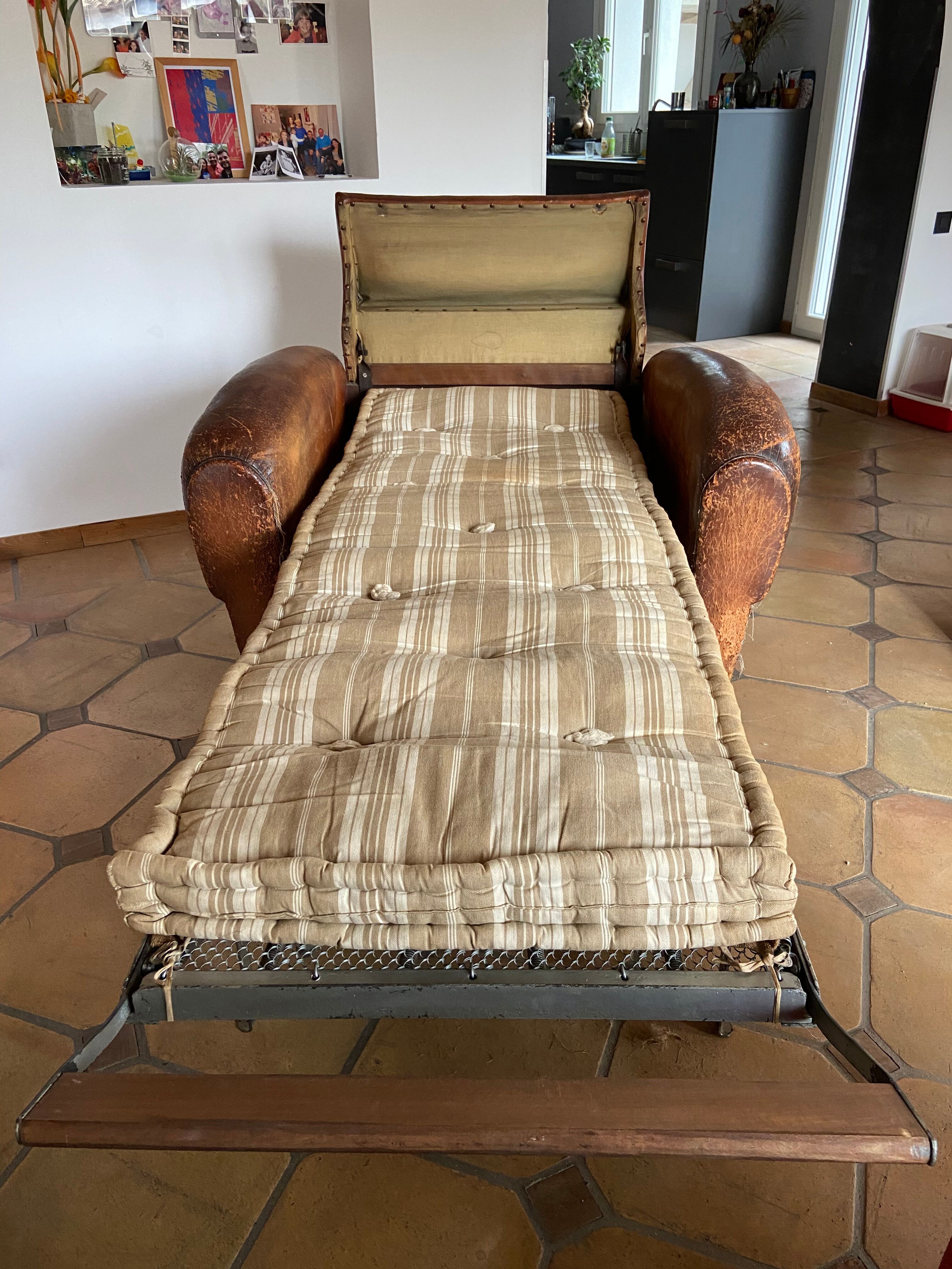 Fauteuil club moustache convertible