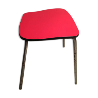 Tabouret en formica forme ergonomique rouge