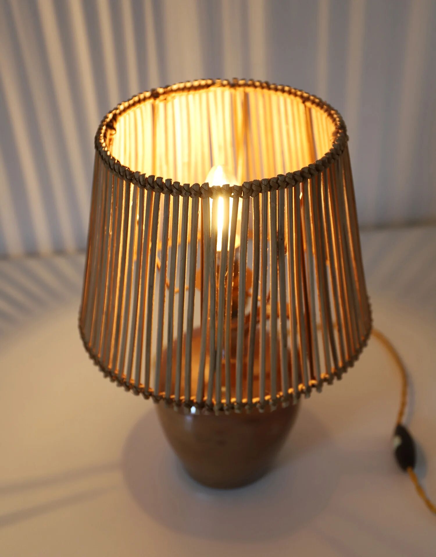 Lampe à poser artisanale "Héritage Alsacien" – Grès au sel et lumière graphique