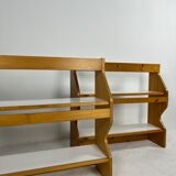 Duo d'étagères vaisselier de Charlotte Perriand