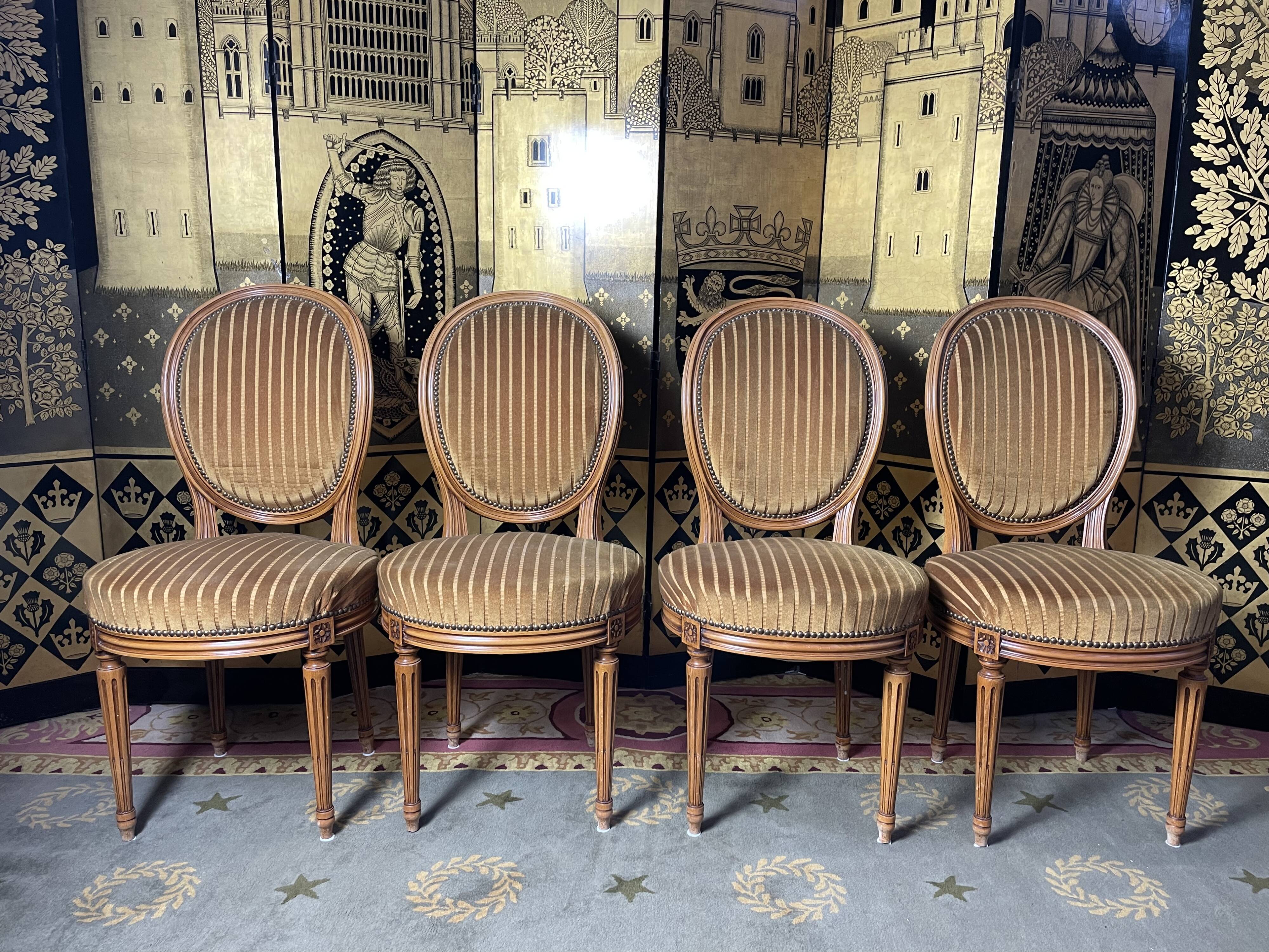 Suite de 4 chaises style Louis XVI médaillon