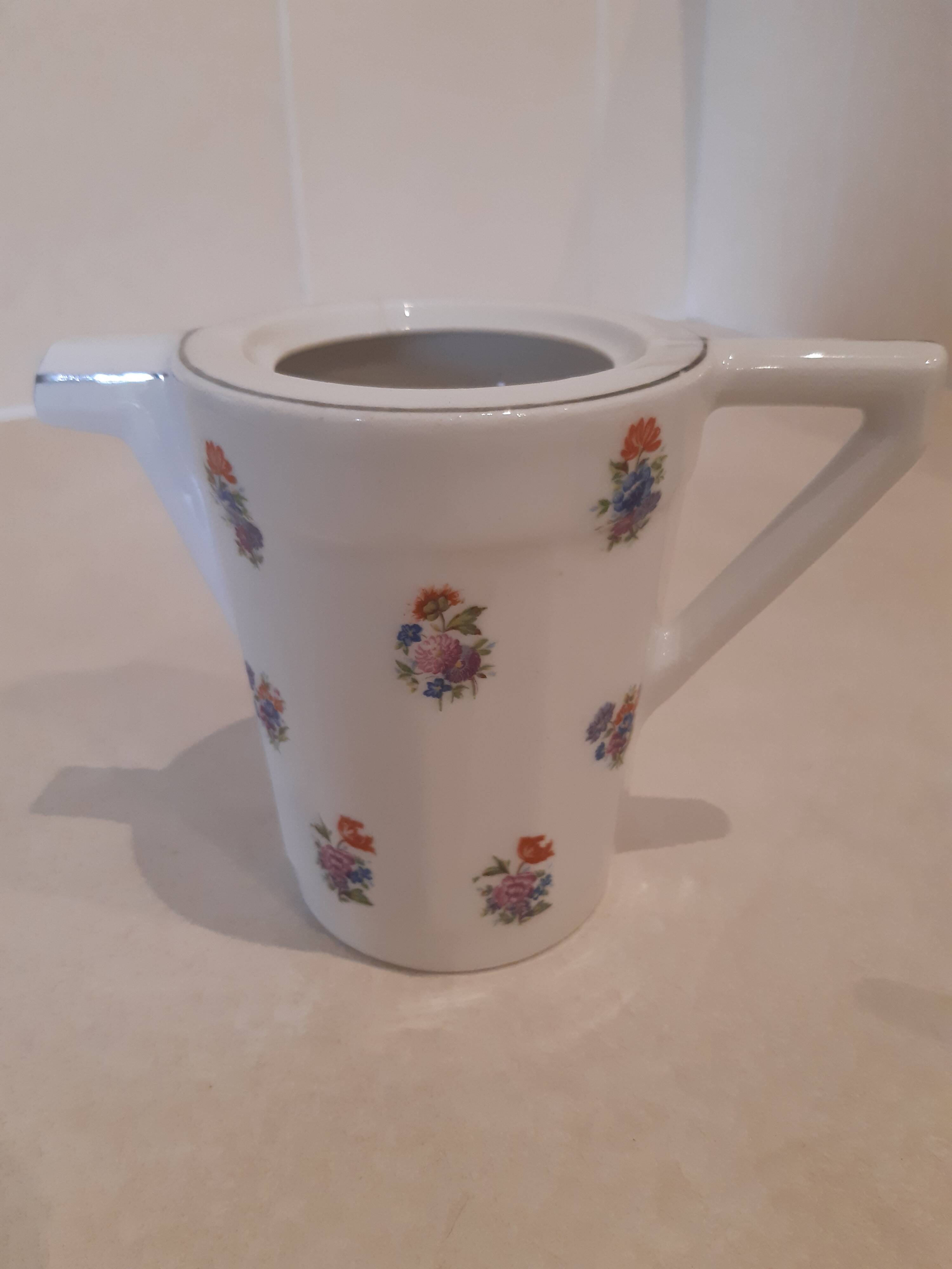 Large milk jug and sugar bowl from the 1930s, decorated with a bouquet of flowers. Silver thread.