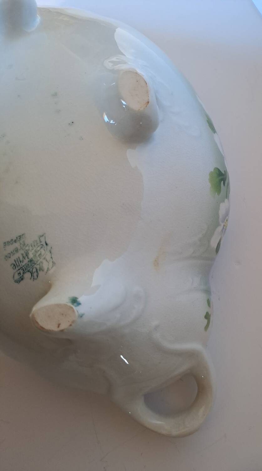 Keller and Guérin Lunéville soup tureen, Pommier model.