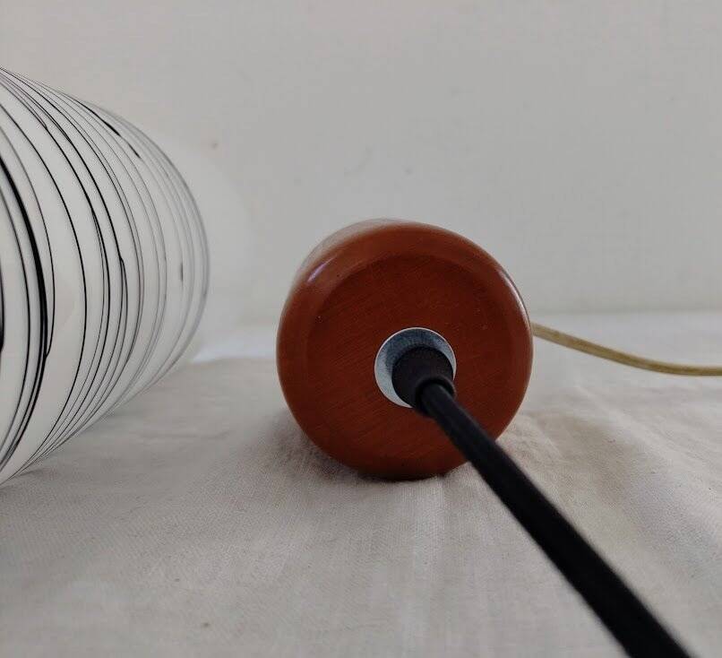 Suspension cylindrique en opaline zébré verre et teck vernis