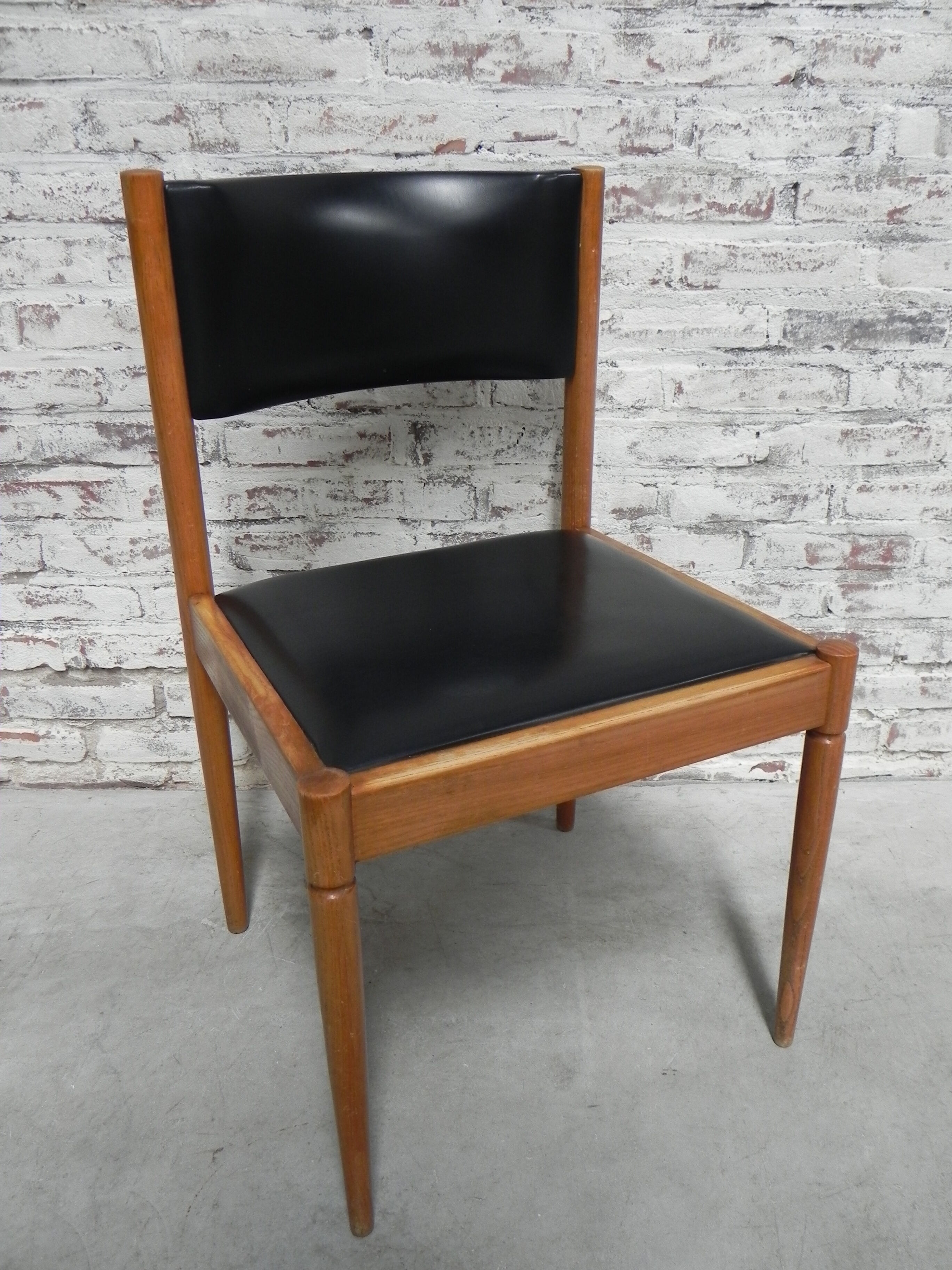 4 vintage chairs upholstered with skai