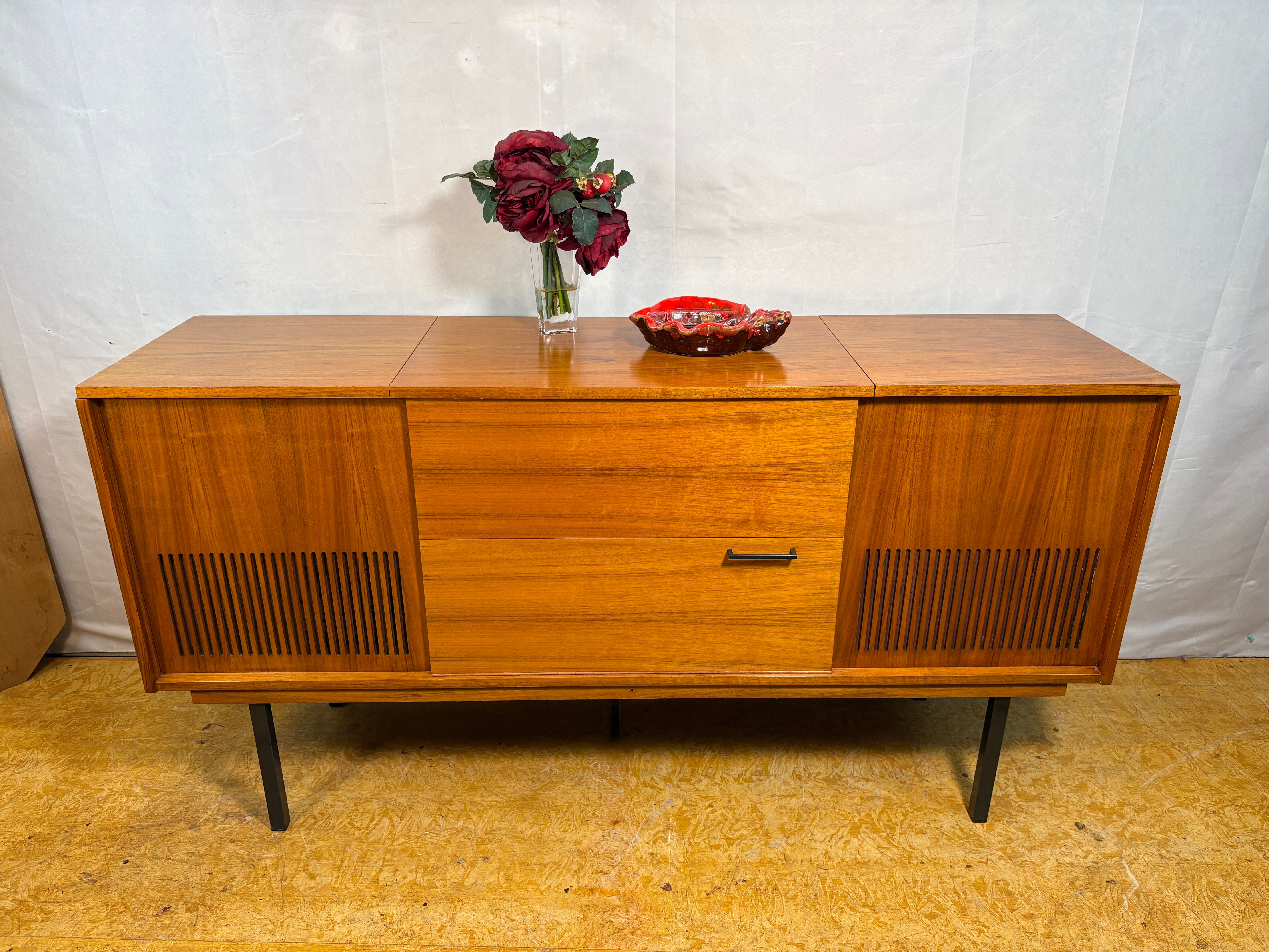 Buffet radiogramme en teck figuré vintage rétro des années 50 – Loewe Rad