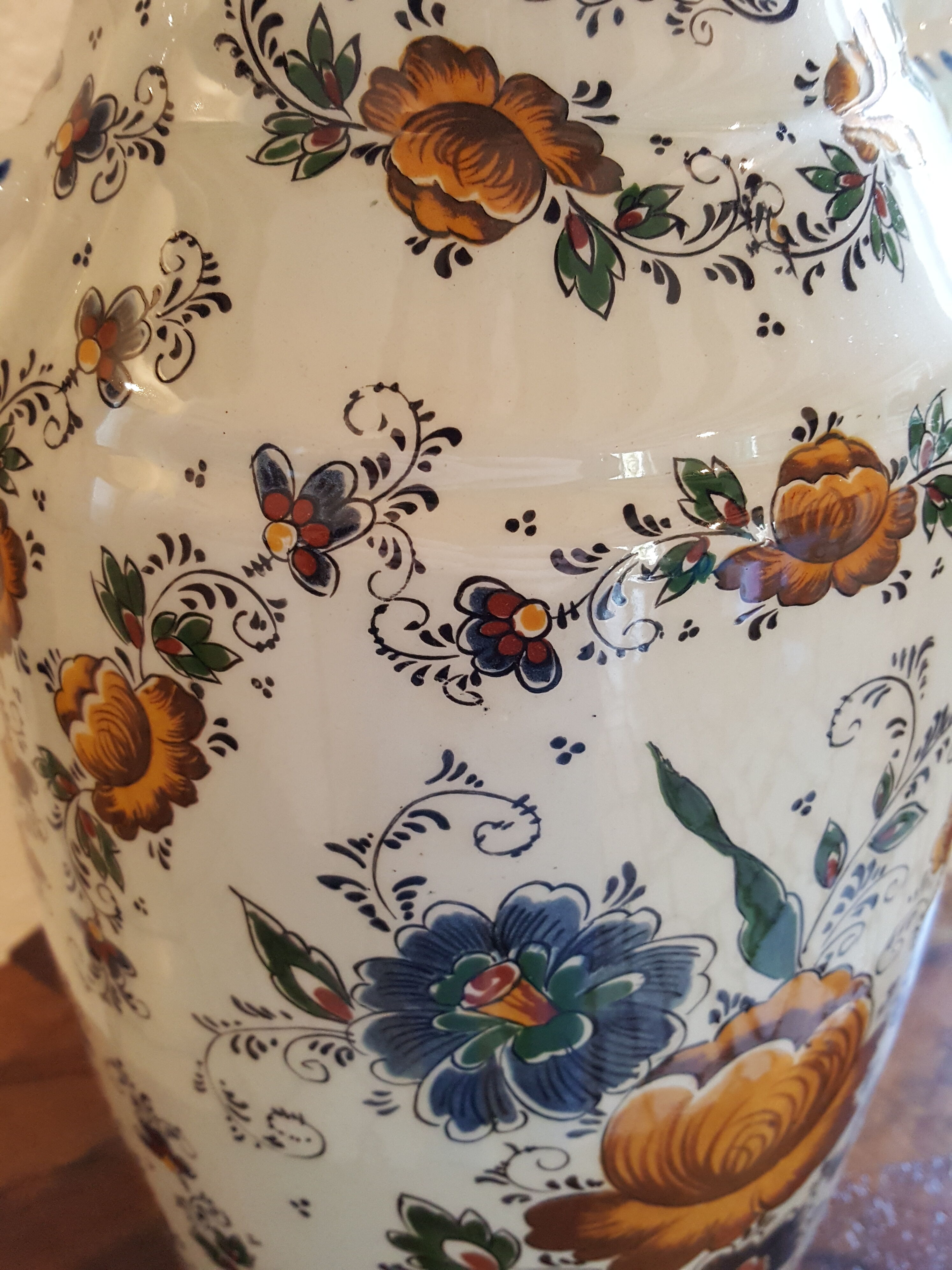 Vase faïencerie Hubert Béquet décor floral anses singes ou chats