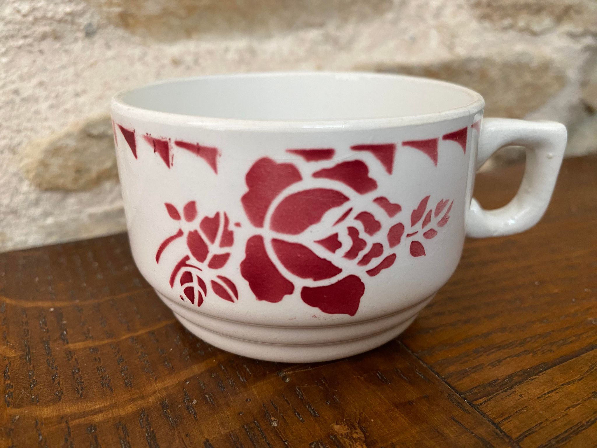 Coffee Cup Mars décor burgundy pink and burgundy triangle edged