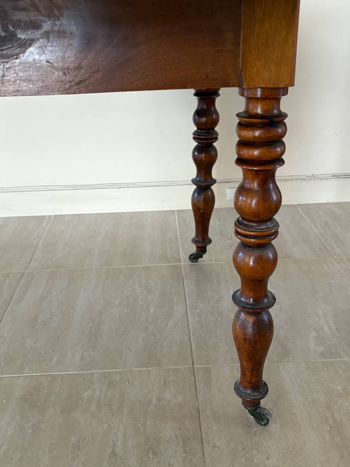 Solid wood extendable table