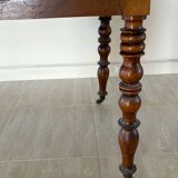 Extendable solid wood table