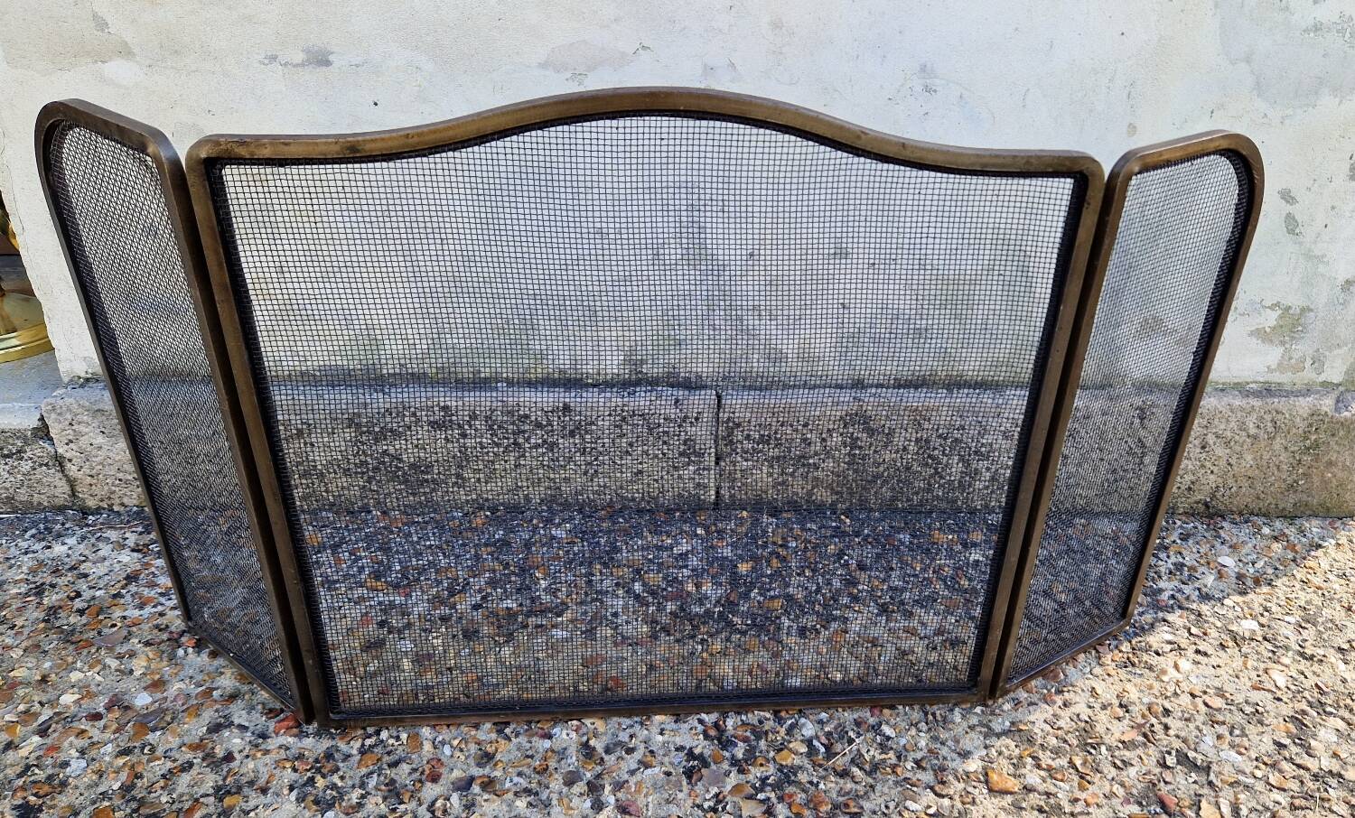 Pare feu contemporain en fonte