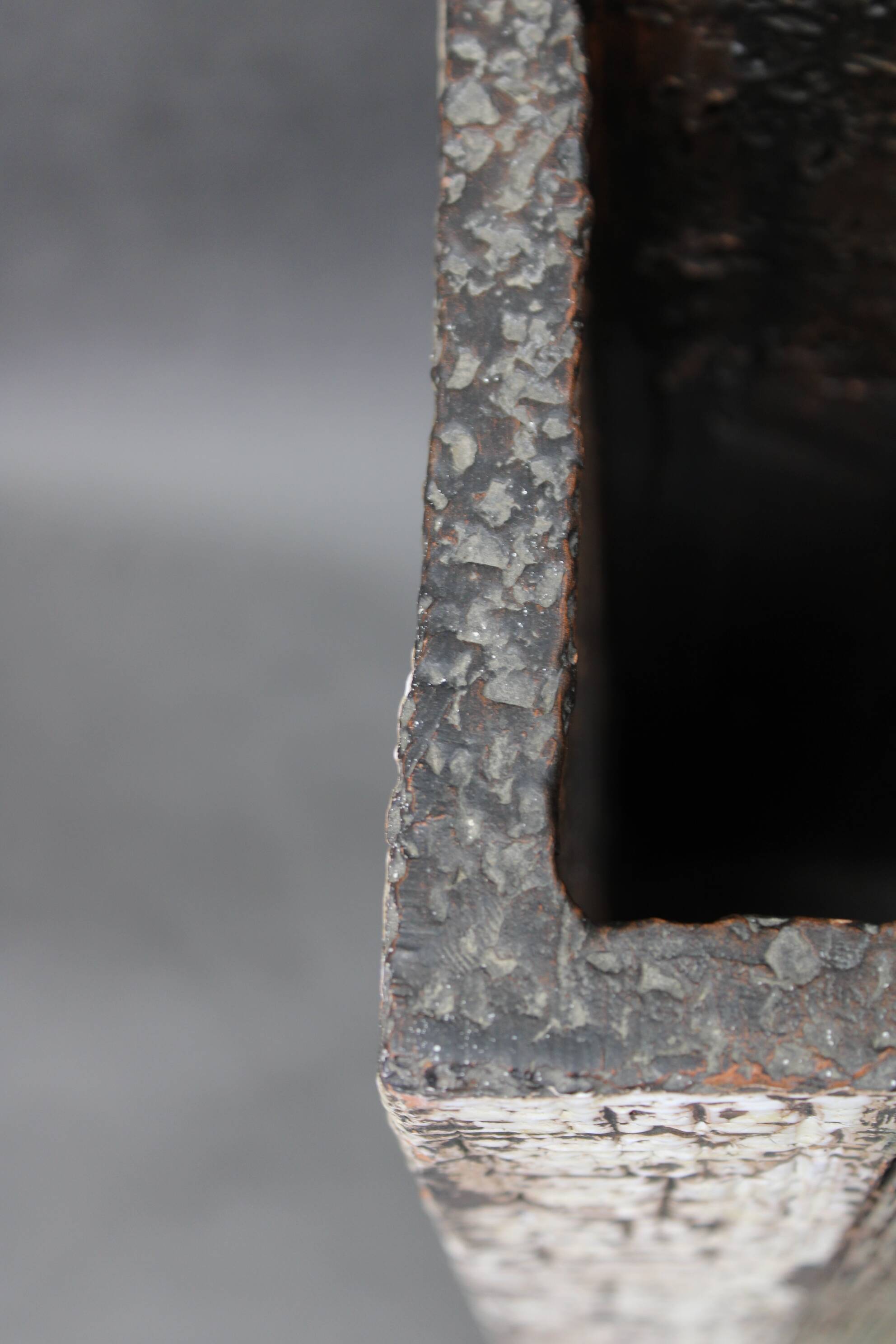 Vase en céramique brutaliste européen des années 1970 – forme haute et texturée, typique du style moderne du milieu du siècle.