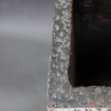 Vase en céramique brutaliste européen des années 1970 – forme haute et texturée, typique du style moderne du milieu du siècle.