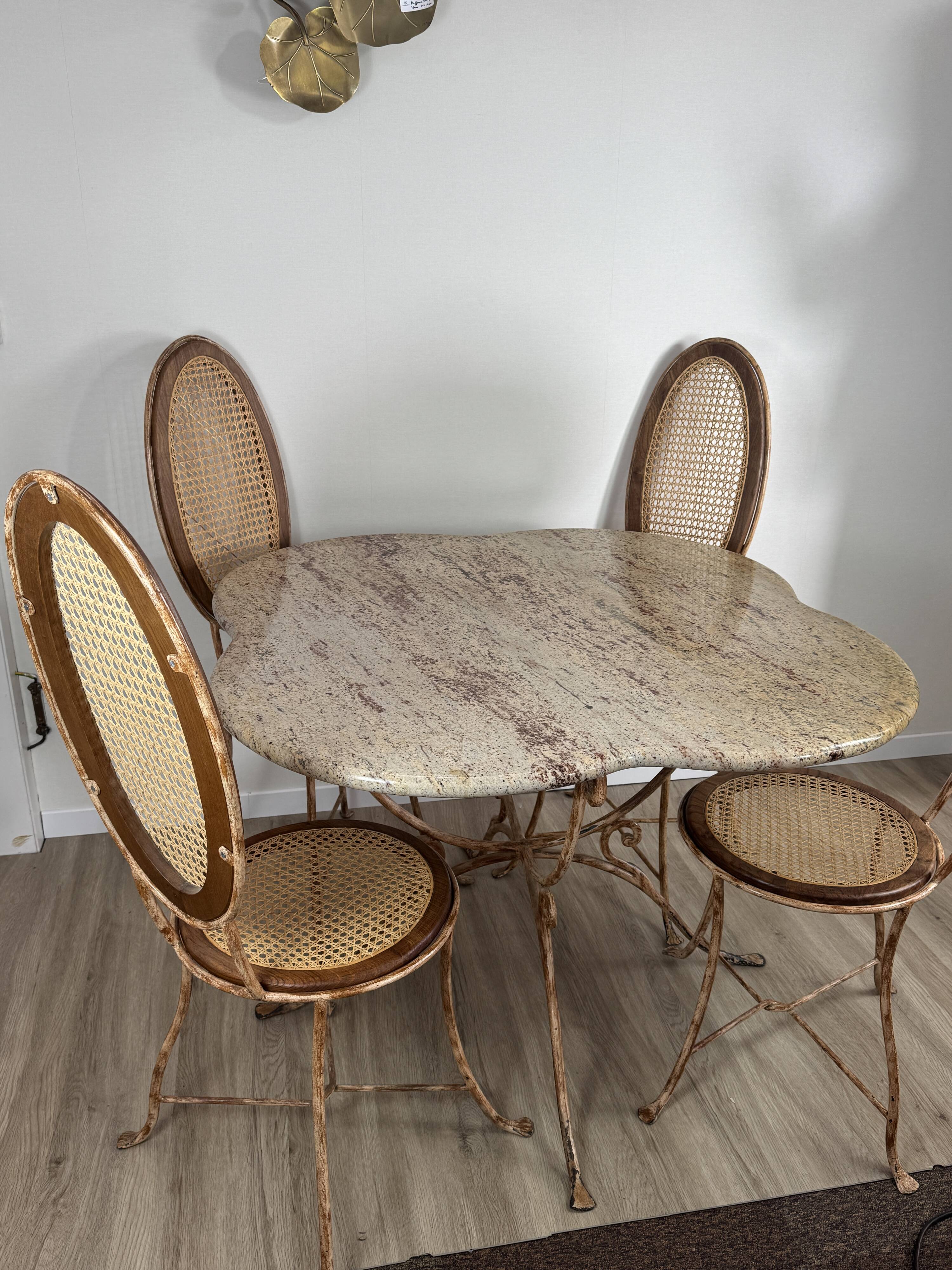 Ensemble table + 4 chaises fer forgé patiné, plateau granit Kashmir, cannag