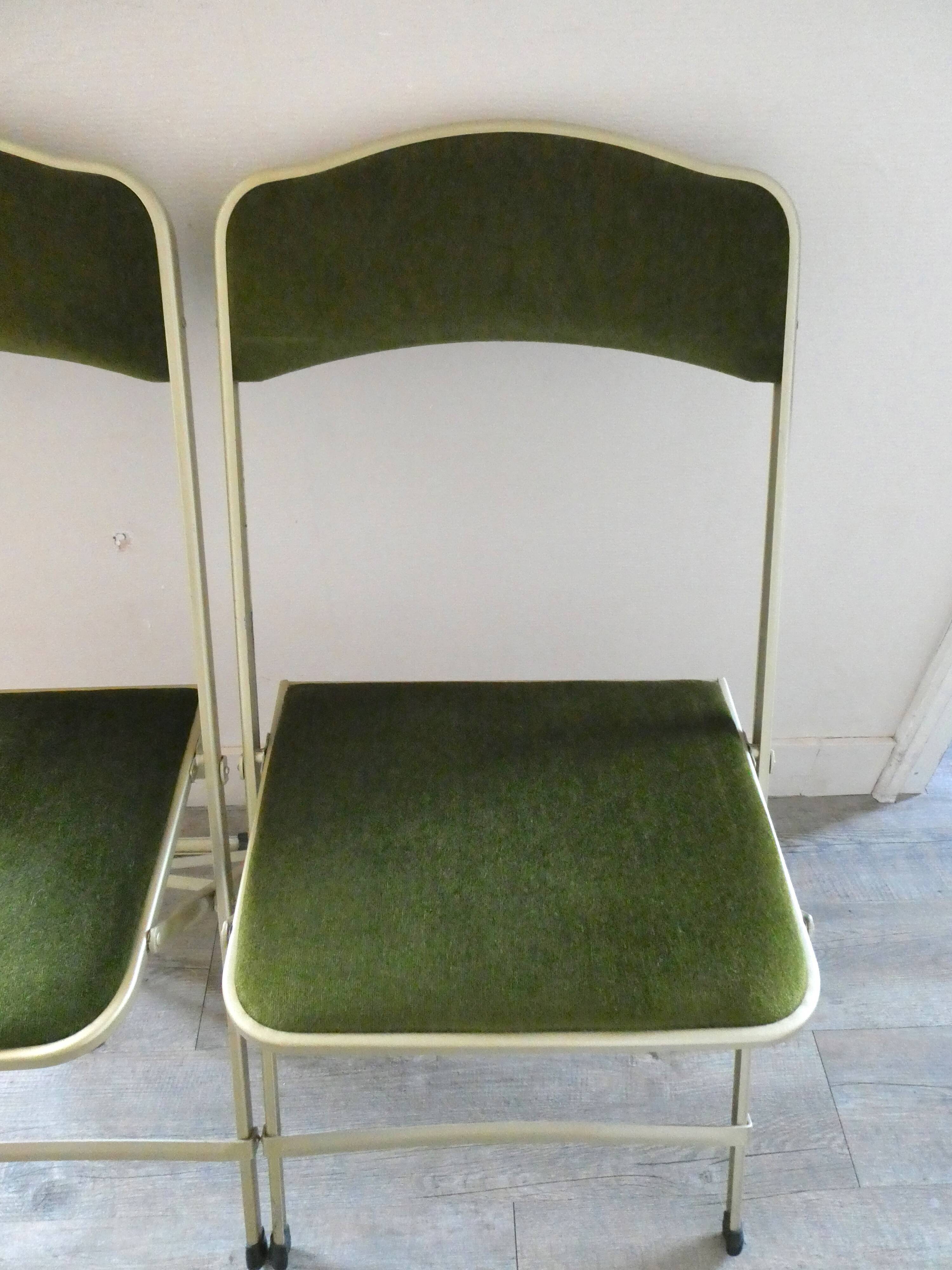 Paire de chaises pliantes en velours vert kaki