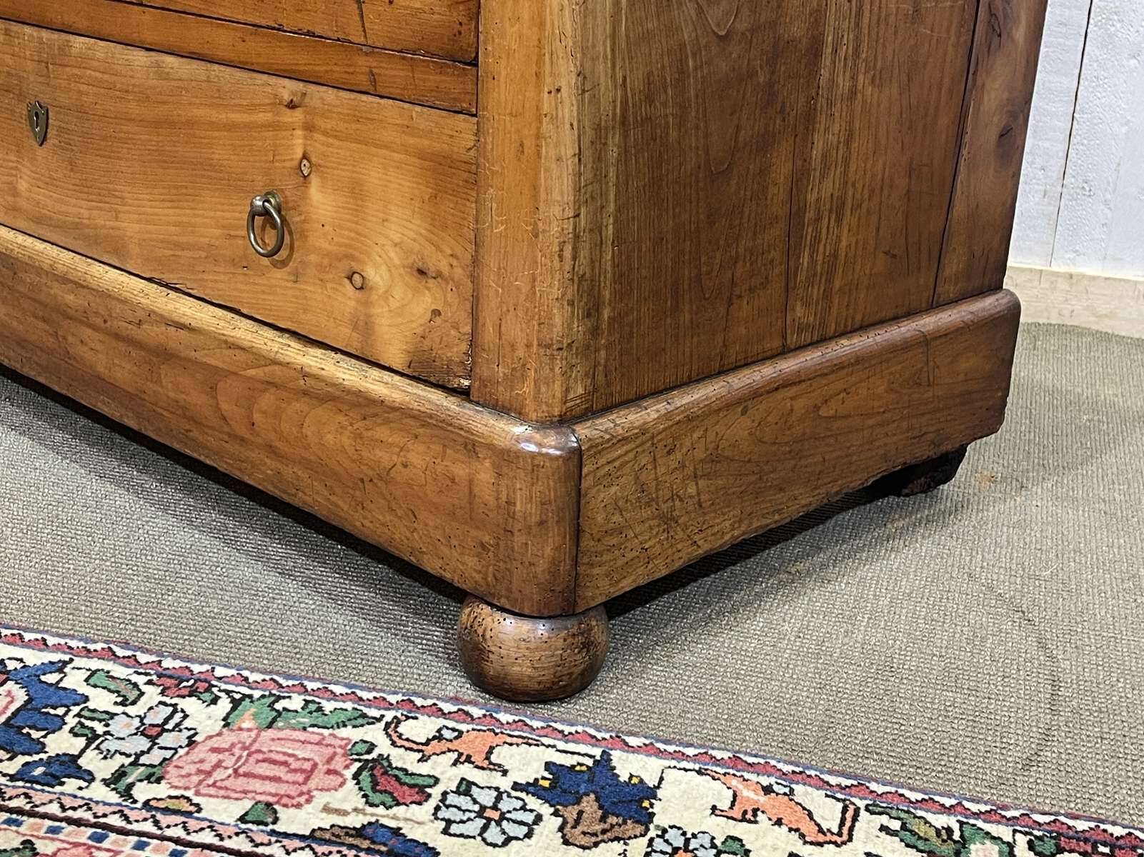 Commode Restauration XIXème en merisier et dessus marbre noir
