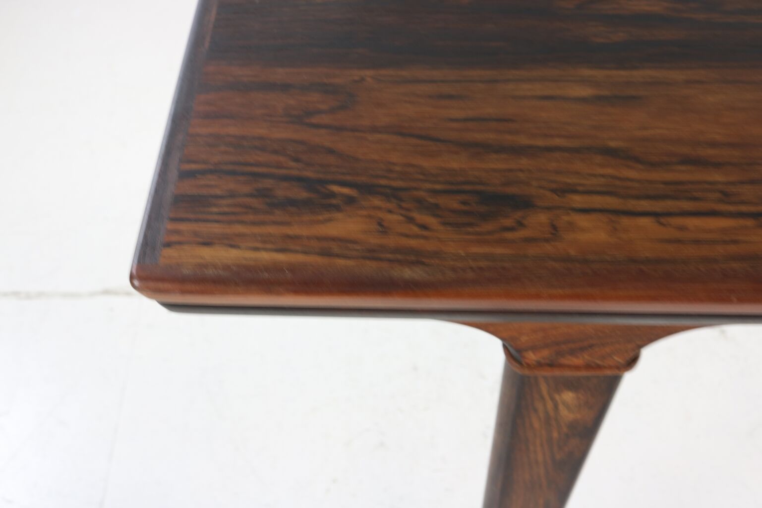 Sixties beautiful grained rosewood dining table by Denmark Sixties beautiful grained rosewood dinin