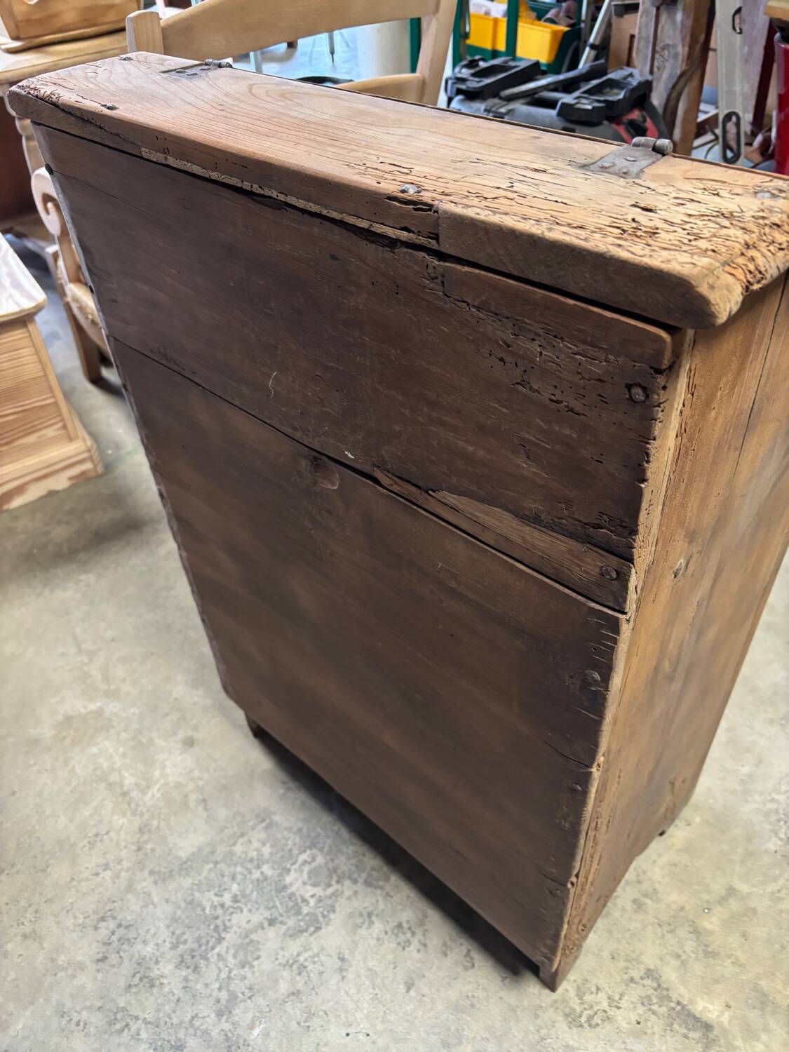 One-door writing desk
