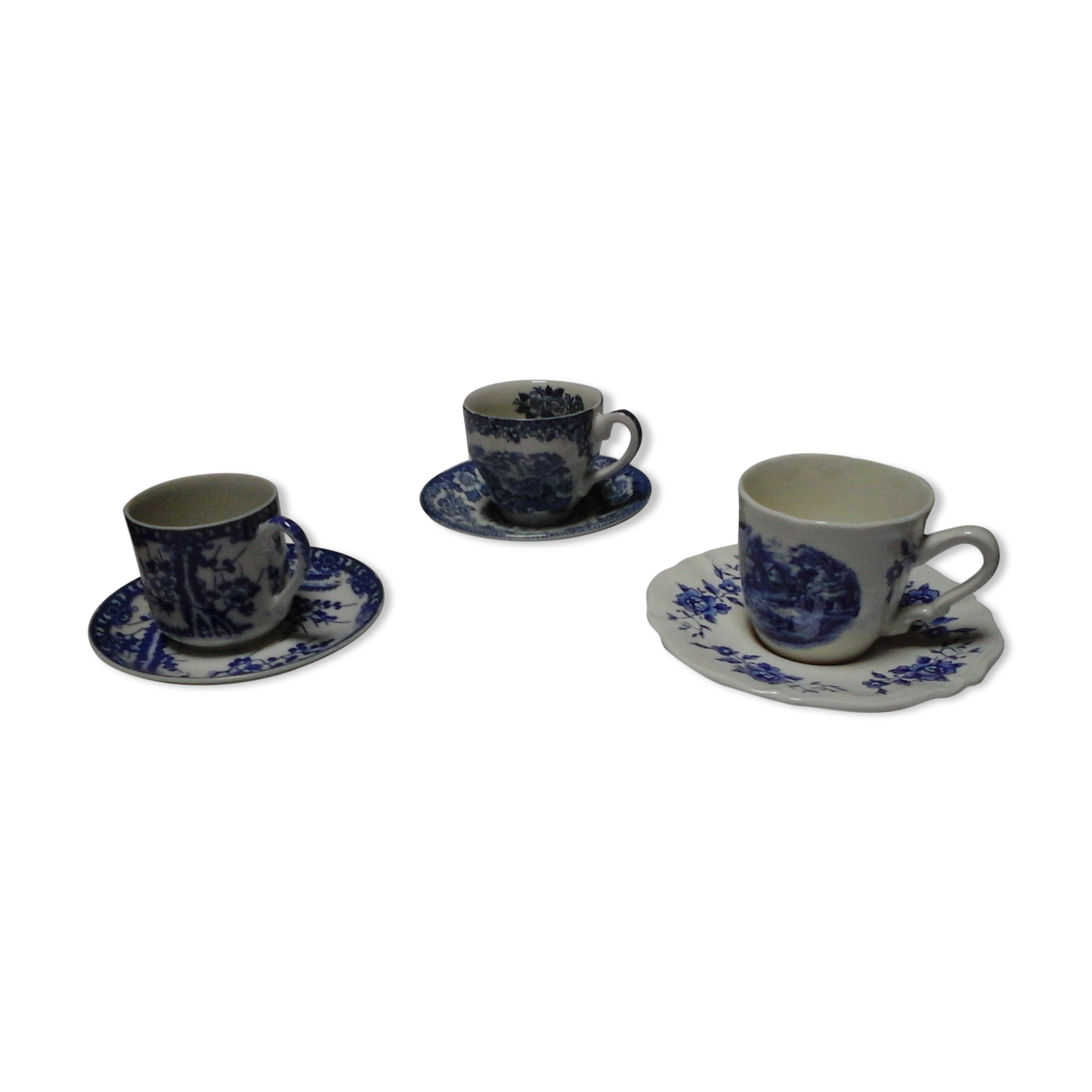 Assortment of 3 blue cups