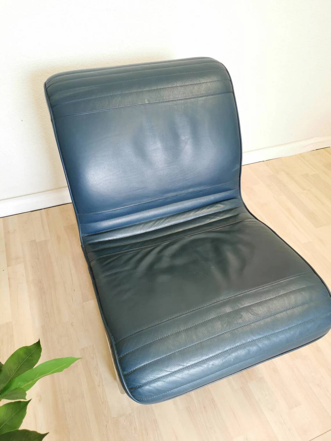 Fauteuil lounge vintage en cuir bleu marine : structure tubulaire chromée, style italien futuriste