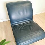 Fauteuil lounge vintage en cuir bleu marine : structure tubulaire chromée, style italien futuriste