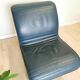 Fauteuil lounge vintage en cuir bleu marine : structure tubulaire chromée, style italien futuriste.