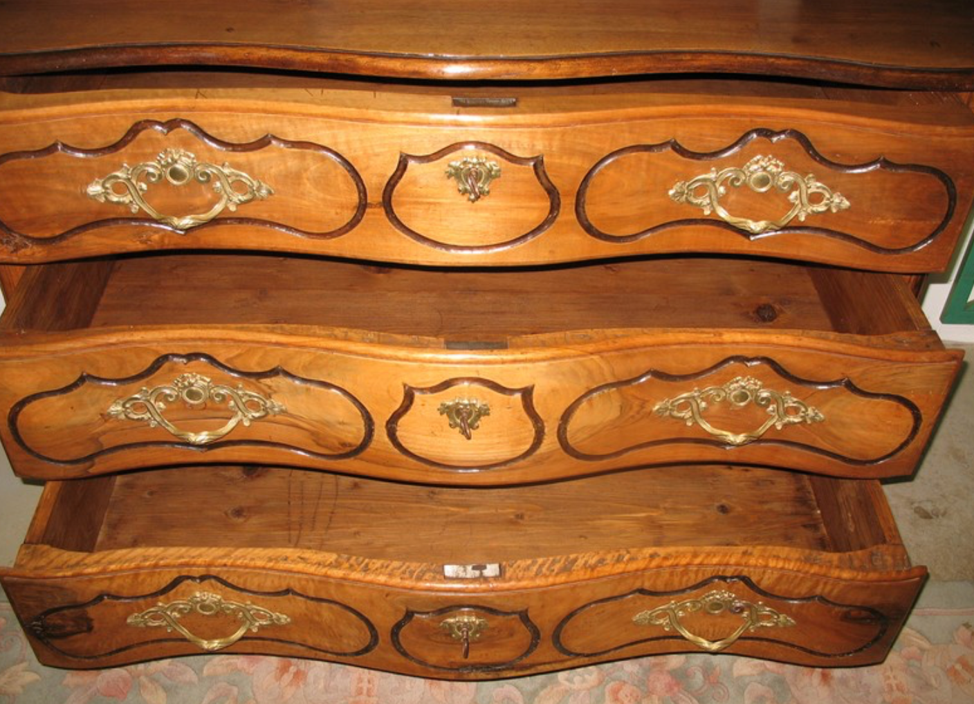 Crossbow in 18th century Walnut Louis XV Dresser