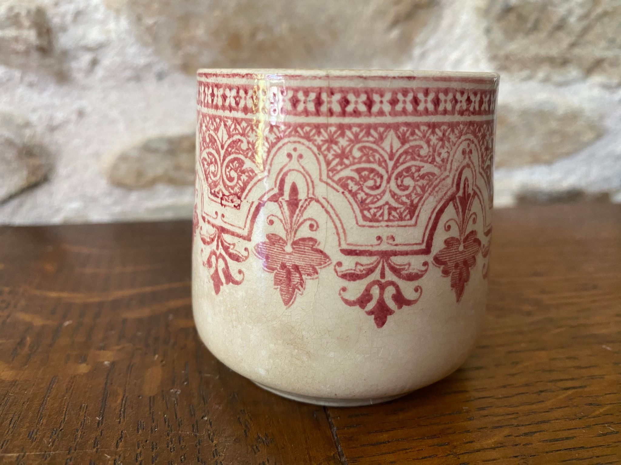 Tasse Terre de fer décor fresque bordeaux/rose