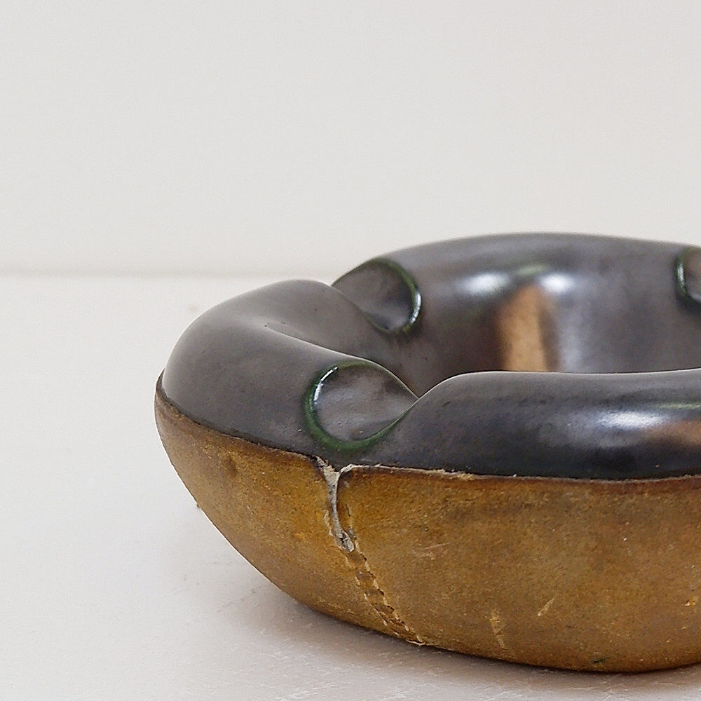 Longchamp mid-century ashtray in glazed ceramic and leather - France 1950s