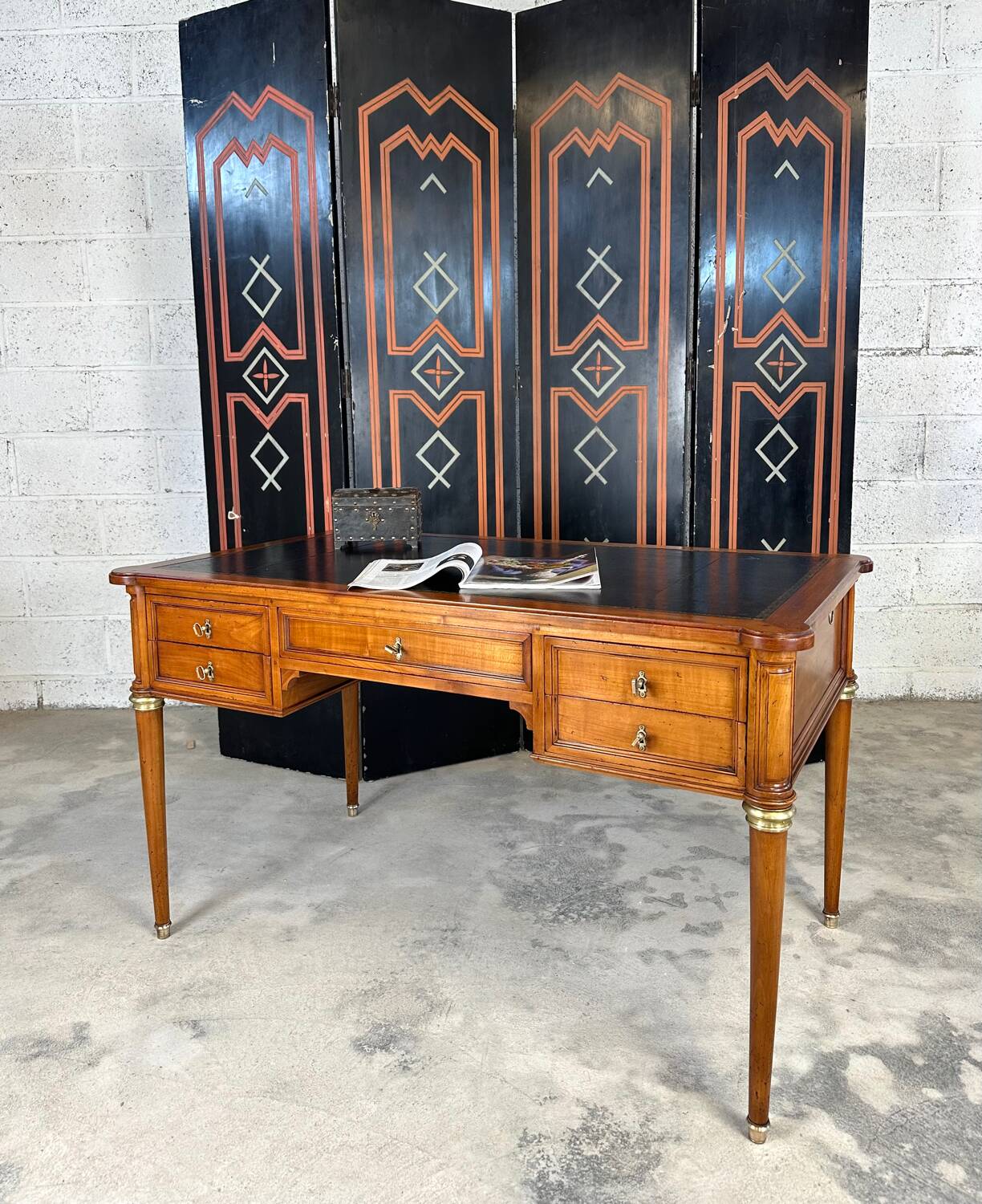 Bureau plat Louis XVI dessus cuir noir