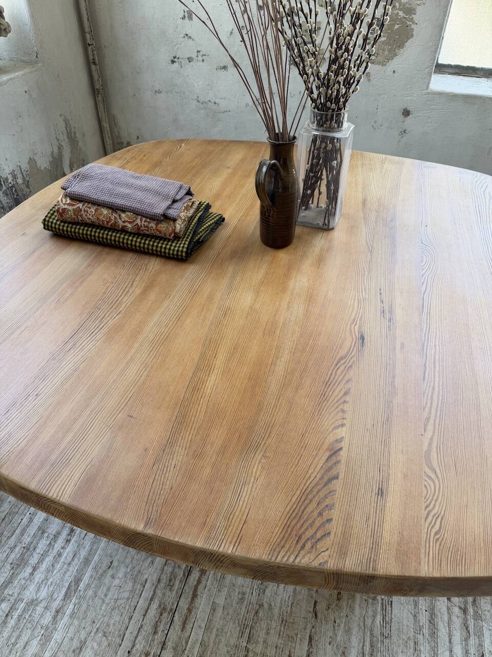 Round XL constructivist table