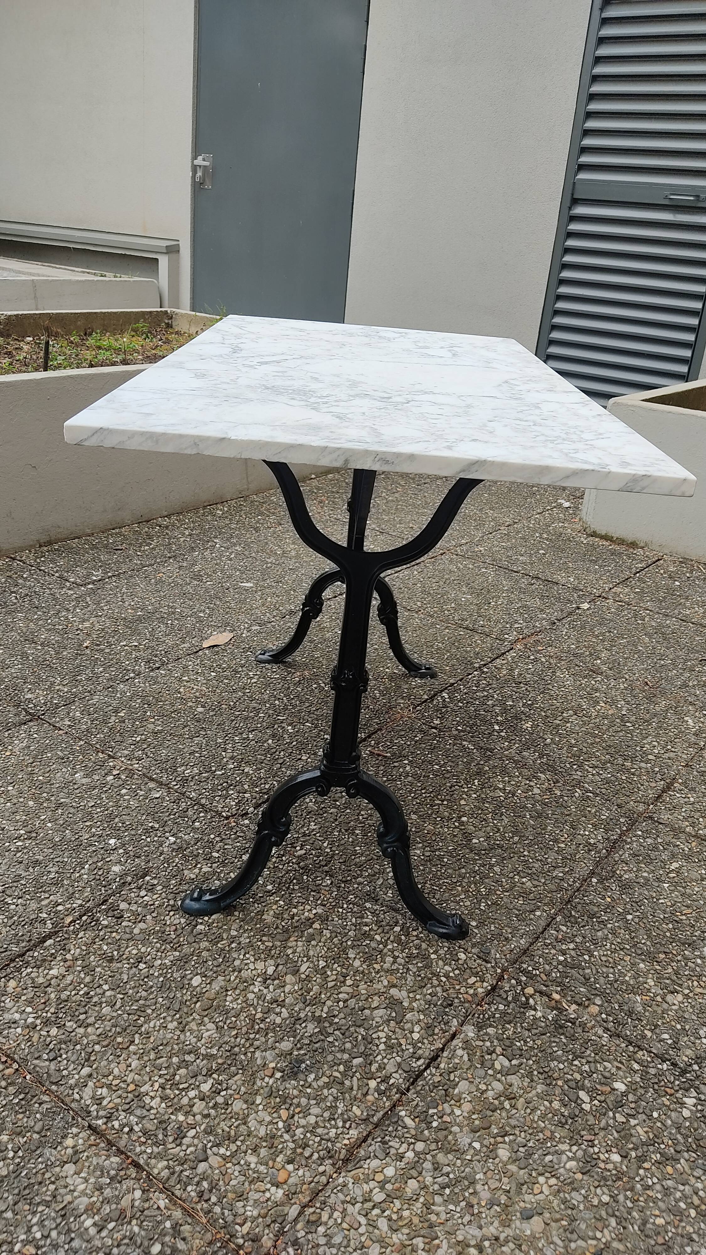 Table bistrot en marbre, piètement en fonte signé Godin, L 120 cm, made in France !