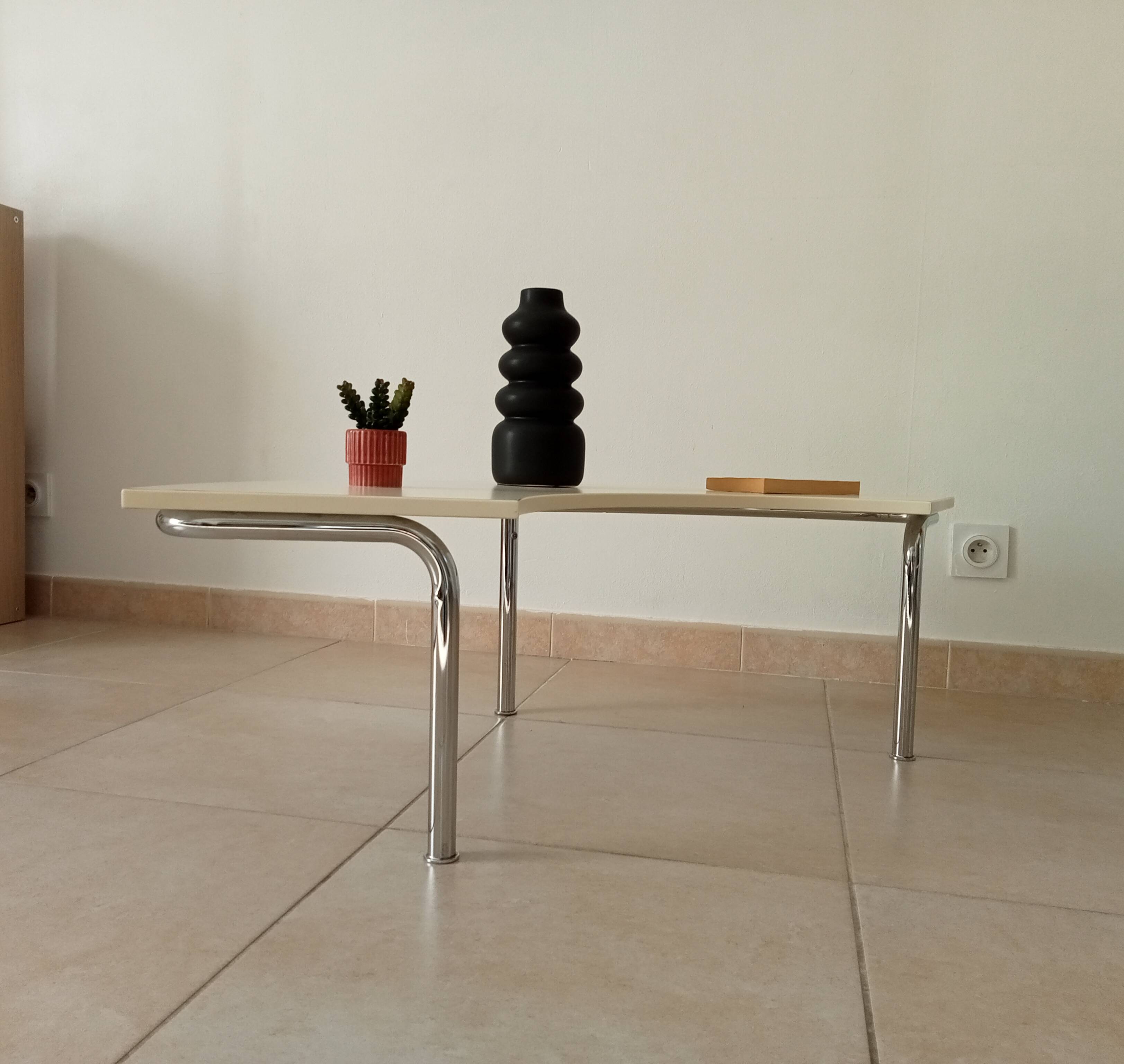 Vintage tripod coffee table in chrome and formica from the 1980s.