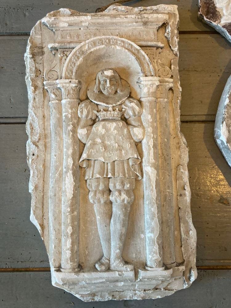 Lot bas-relief in plaster