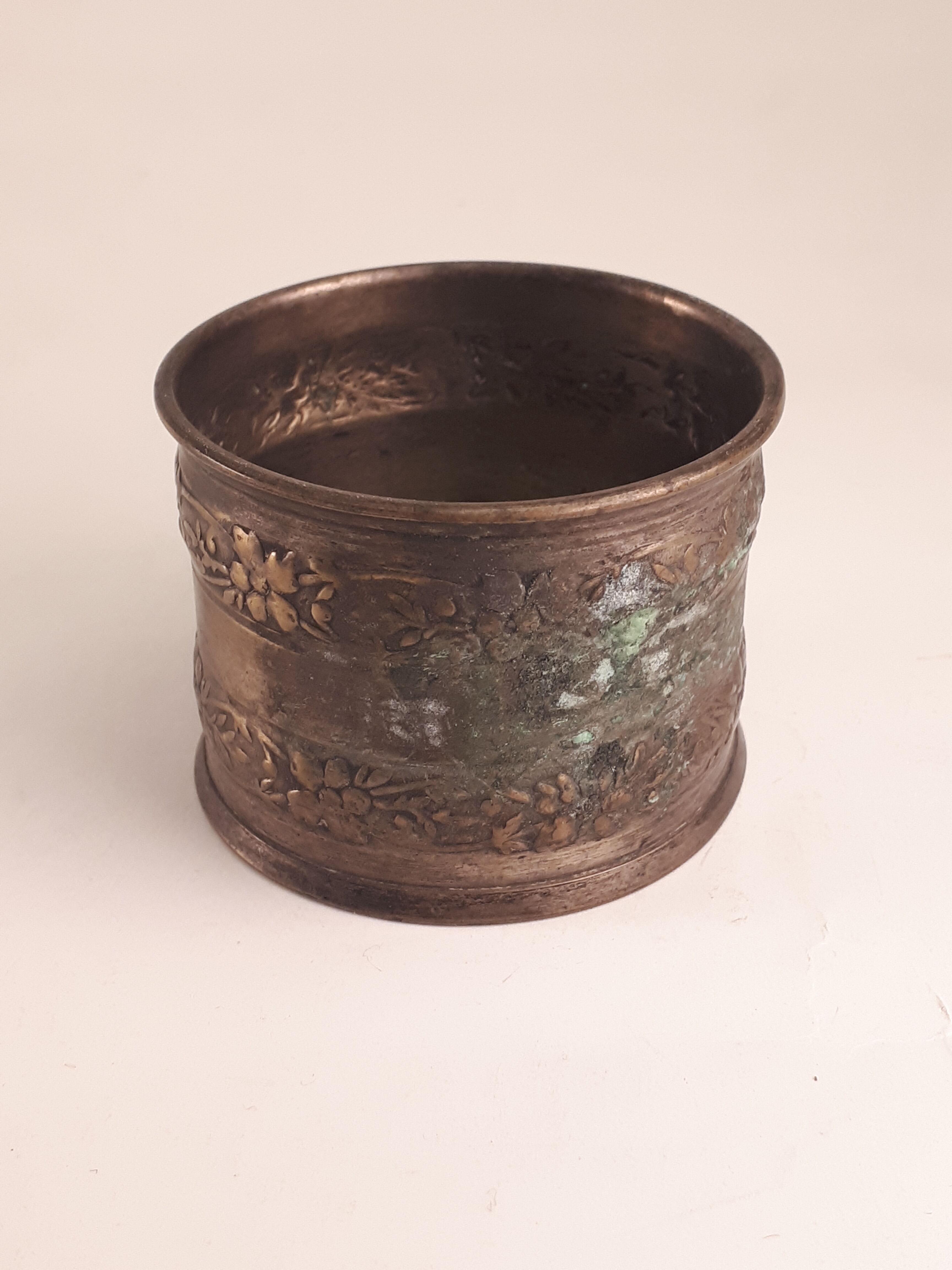 Round old silver metal towel flowers