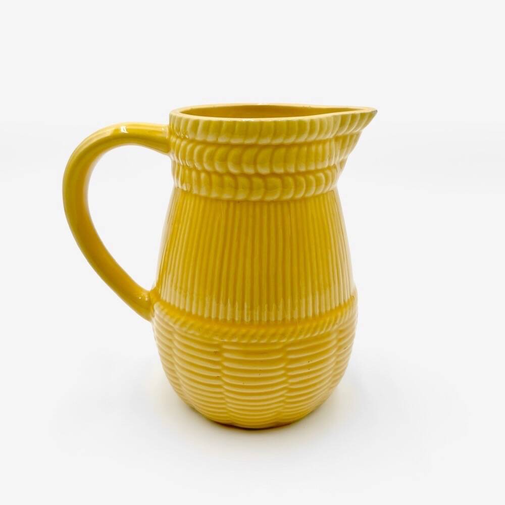 Pichet saint-Clément en barbotine émaillée jaune