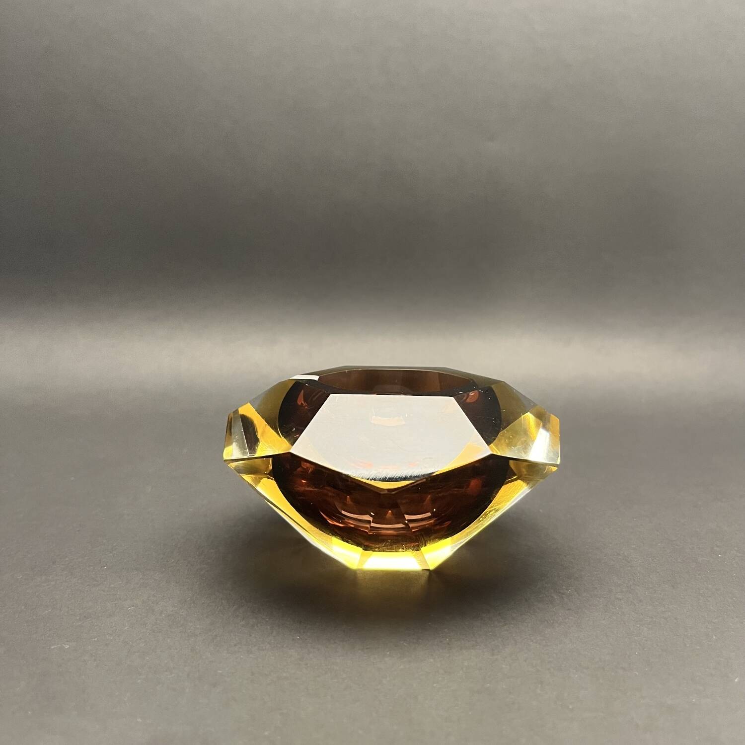 Cendrier en verre à facettes attribué à Seguso, Murano, Italie, années 1970