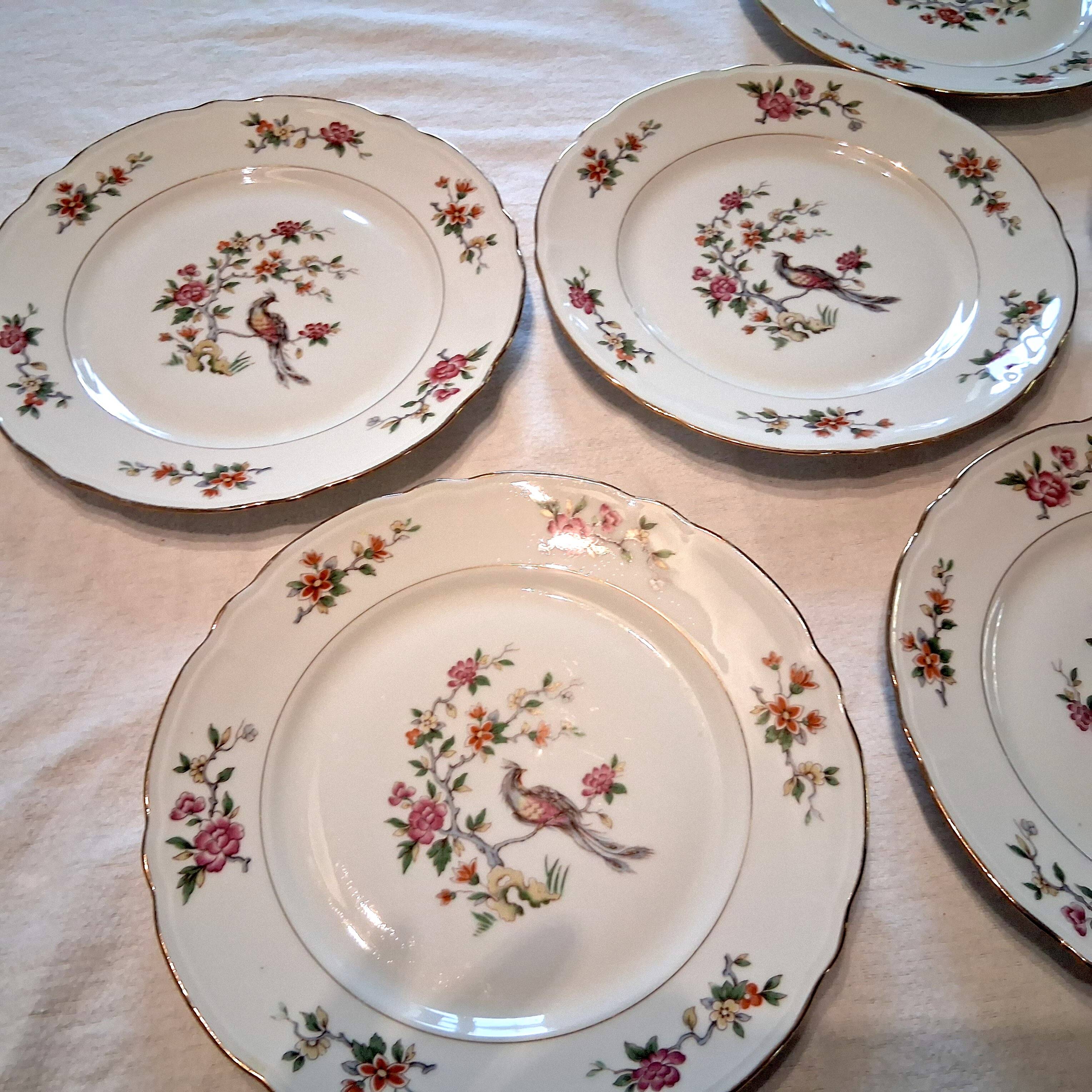6 flat plates made of genuine porcelain in very good condition.
