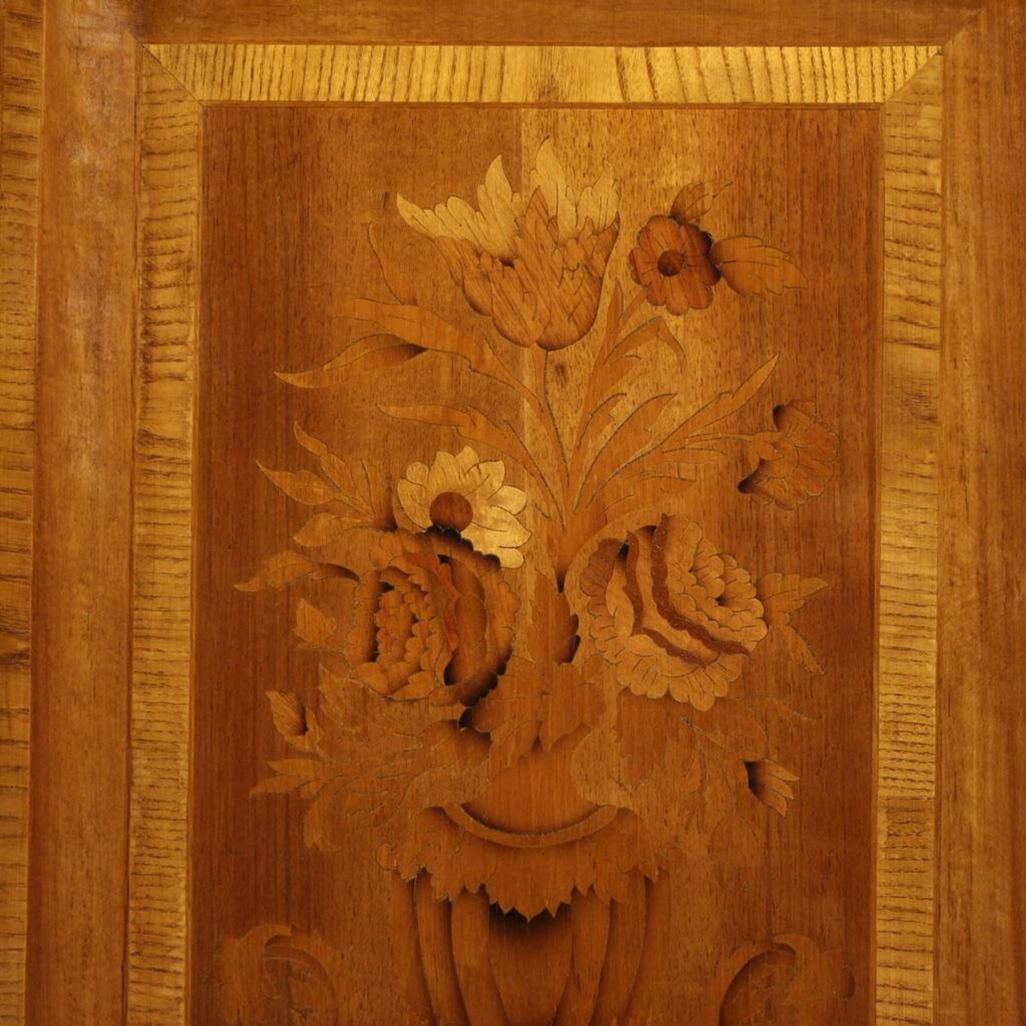 Commode en marqueterie italienne du 20e siècle