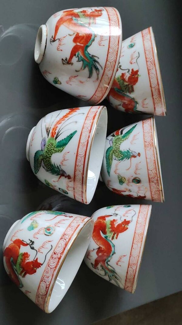 Service à thé Chinois/Théière + 6 tasses. En porcelaine fine. Décor Dragons/Phoenix. Style Famille Rose Feng Shui. Années 70